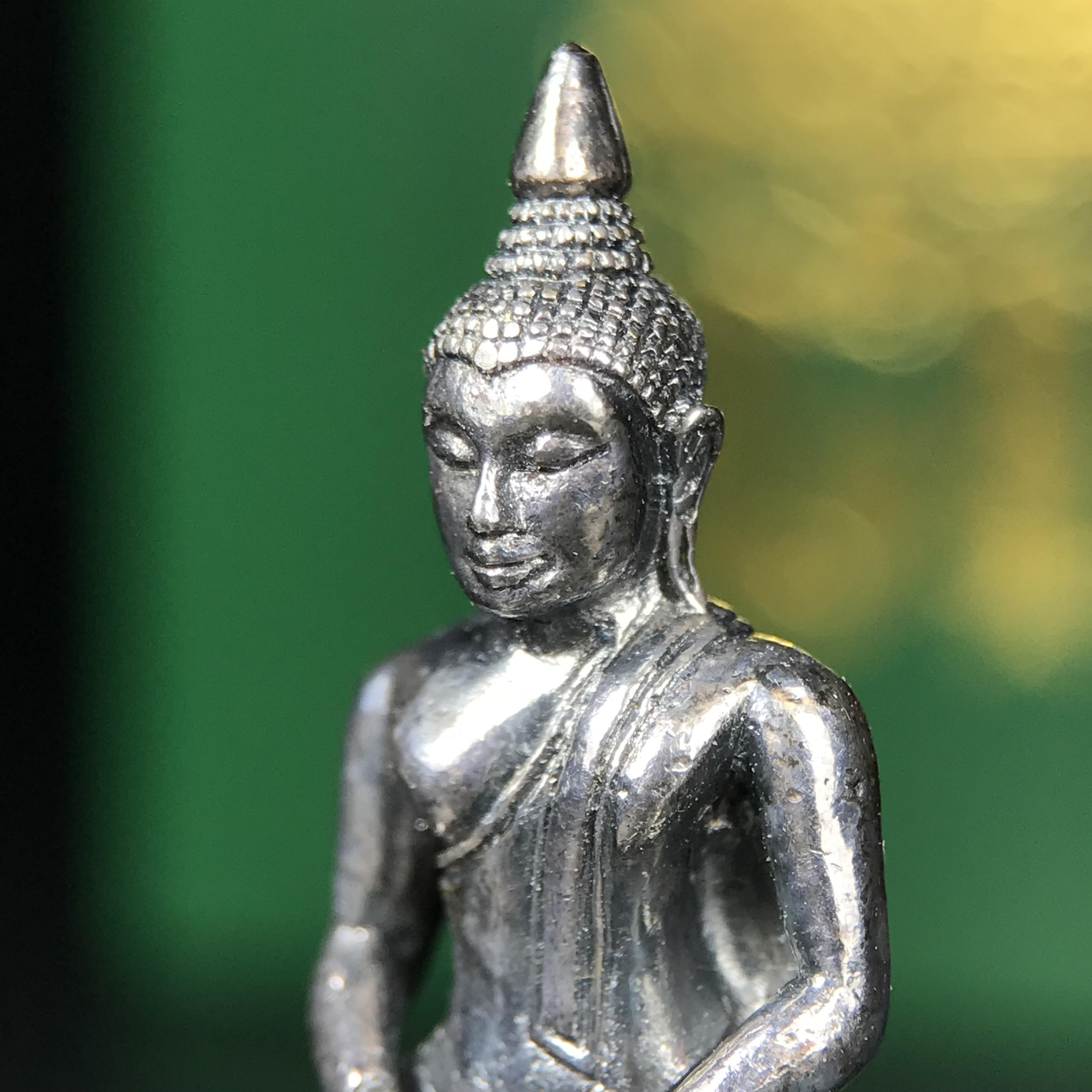 พระพุทธโสธร รุ่น กศก. 120 ปี เนื่องในโอกาสครบ 120 ปี กรมศุลกากร กระทรวงการคลัง จัดสร้าง ปี 2537 เนื้อเงินบริสุทธิ์ 99.9% ผิวขัดเงาลงดำ(เข้มขลัง)(งานบริษัท แพรนด้า จิวเวลรี่)สวยงดงาม ทรงคุณค่า