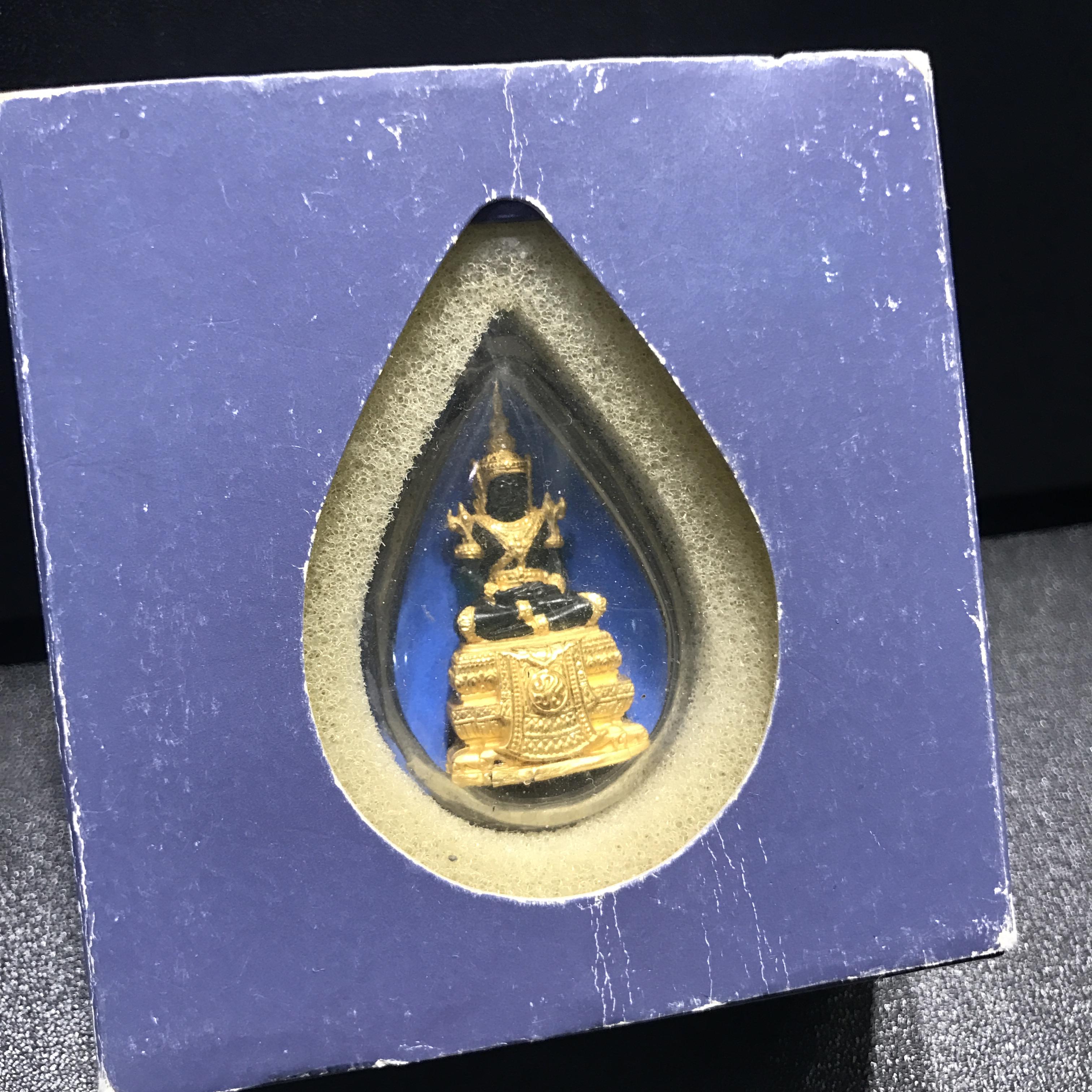 พระแก้วมรกตลอยองค์ ภปร.หน้าตัก 1/2 นิ้ว จัดสร้างโดยรพ.ภูมิพลฯ ปี2547 เนื้อเรซินหุ้มทองคำ