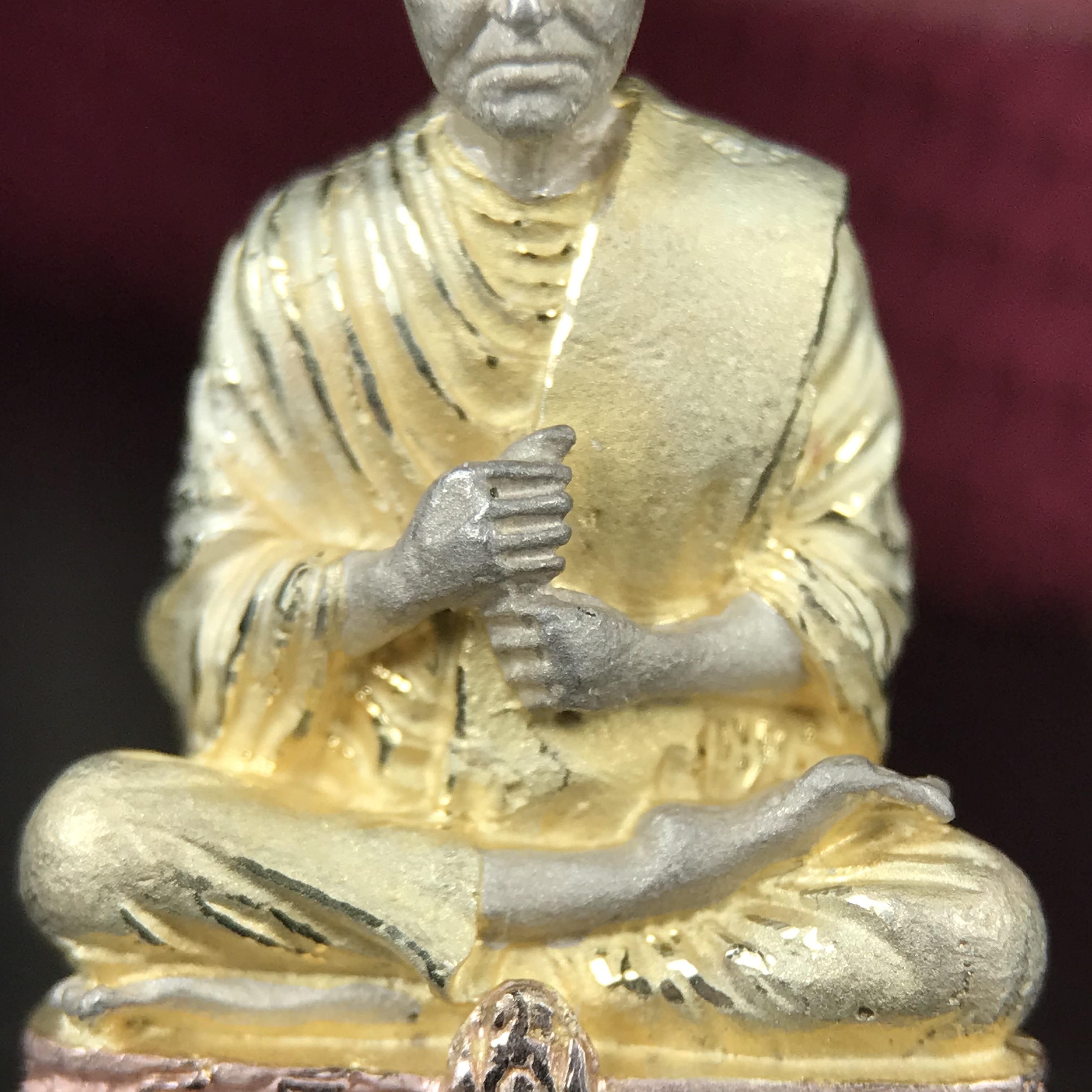 รูปเหมือนสมเด็จพระพุฒาจารย์ (โต พรหมรังสี)วัดใหม่อมตรส บางขุนพรหม ปี2540 รุ่นกาญจนาภิเษก จัดสร้างในวโรกาสที่รัชกาลที่ 9 ทรงครองสิริราชสมบัติ ครบ 50ปี ลอยองค์พิมพ์ใหญ่ เนื้อเงินบริสุทธิ์ 99.9% แบบชุบสามกษัตริย์ขัดเงาบางส่วน พร้อมกล่องบรรจุเดิมครบ