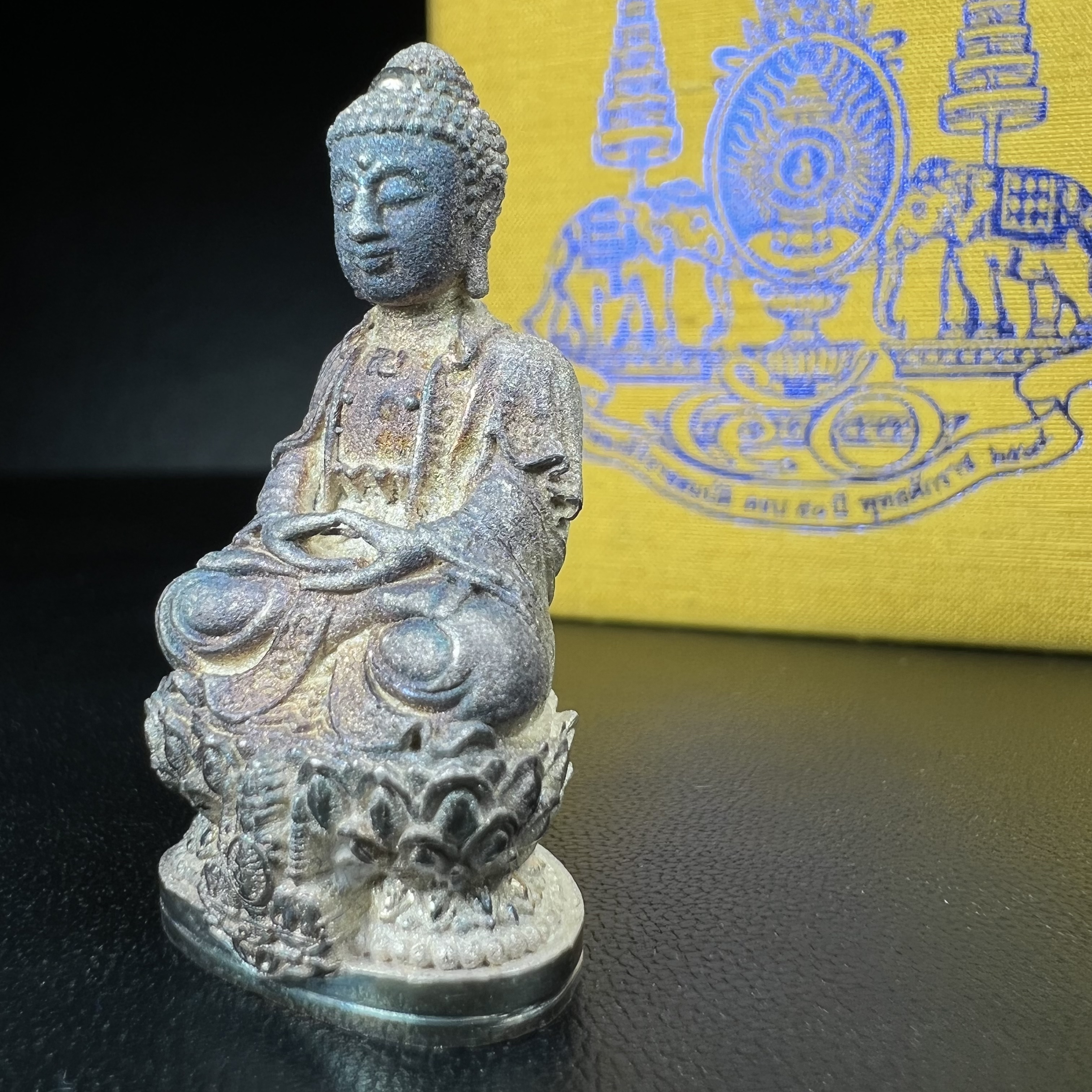 พระกริ่งจีน "ต้าเยิ่นถะ" รุ่น กาญจนาภิเษกครองราชย์ 50 ปี วัดบวรนิเวศวิหาร ปี2538 เนื้อเงิน(ผิวเดิมกลับดำขึ้นสีรุ้งเข้มขลังงดงามธรรมชาติสร้างสรรค์สภาพสวยเดิมพร้อมกล่องบรรจุเดิม ตอกโค๊ดหมายเลขกำกับ)(คัดสภาพสวยเดิมพิธีใหญ่พุทธศิลป์งดงาม)1ใน6001องค์