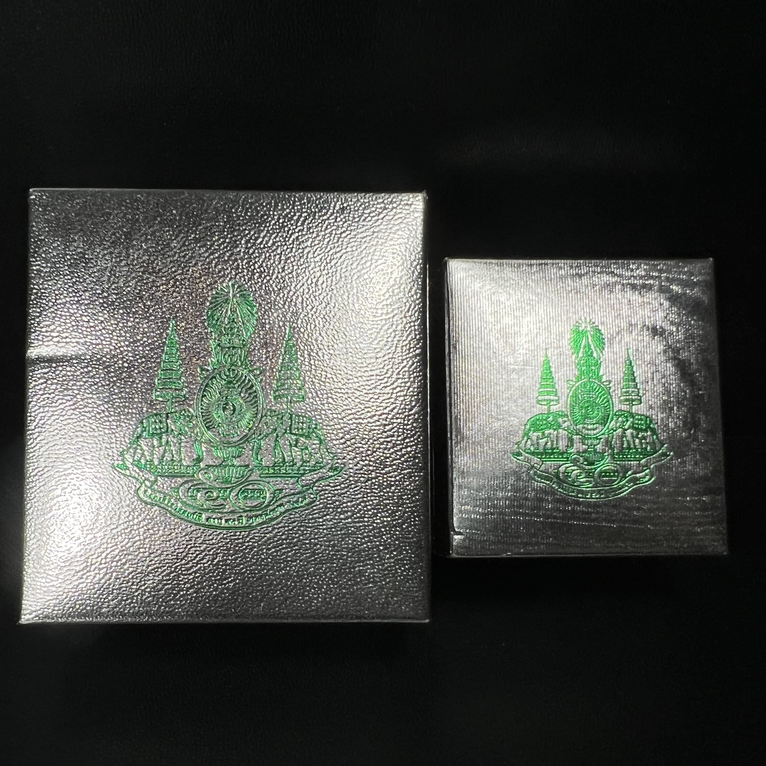 พระกริ่ง+พระชัยวัฒน์พระพุทธนวราชบพิตร ครองสิริราชสมบัติครบ 50 ปี พ.ศ.2540 เนื้อเงินผิวเดิมๆขึ้นสีรุ้งธรรมชาติแบบนิยม(หายาก)(สีสันที่ธรรมชาติสรรค์สร้าง)พร้อมกล่องบรรจุเดิมครบ(1ชุด 2 องค์)1 ใน 9500 ชุด