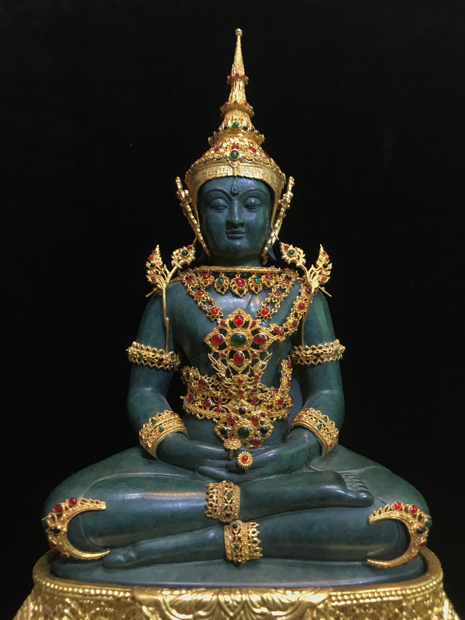 พระแก้วมรกต(จำลอง)ลอยองค์ ขนาดหน้าตัก 5 นิ้ว ทรงเครื่องฤดูร้อน เนื้อโลหะเคลือบสีเขียว เครื่องทรงชุบทองลงยาสี ฐานเนื้อโลหะ ลงรักปิดทองคำ ประดิษฐานตราสัญลักษณ์ฉลองสิริราชสมบัติ ครบ 60 ปี