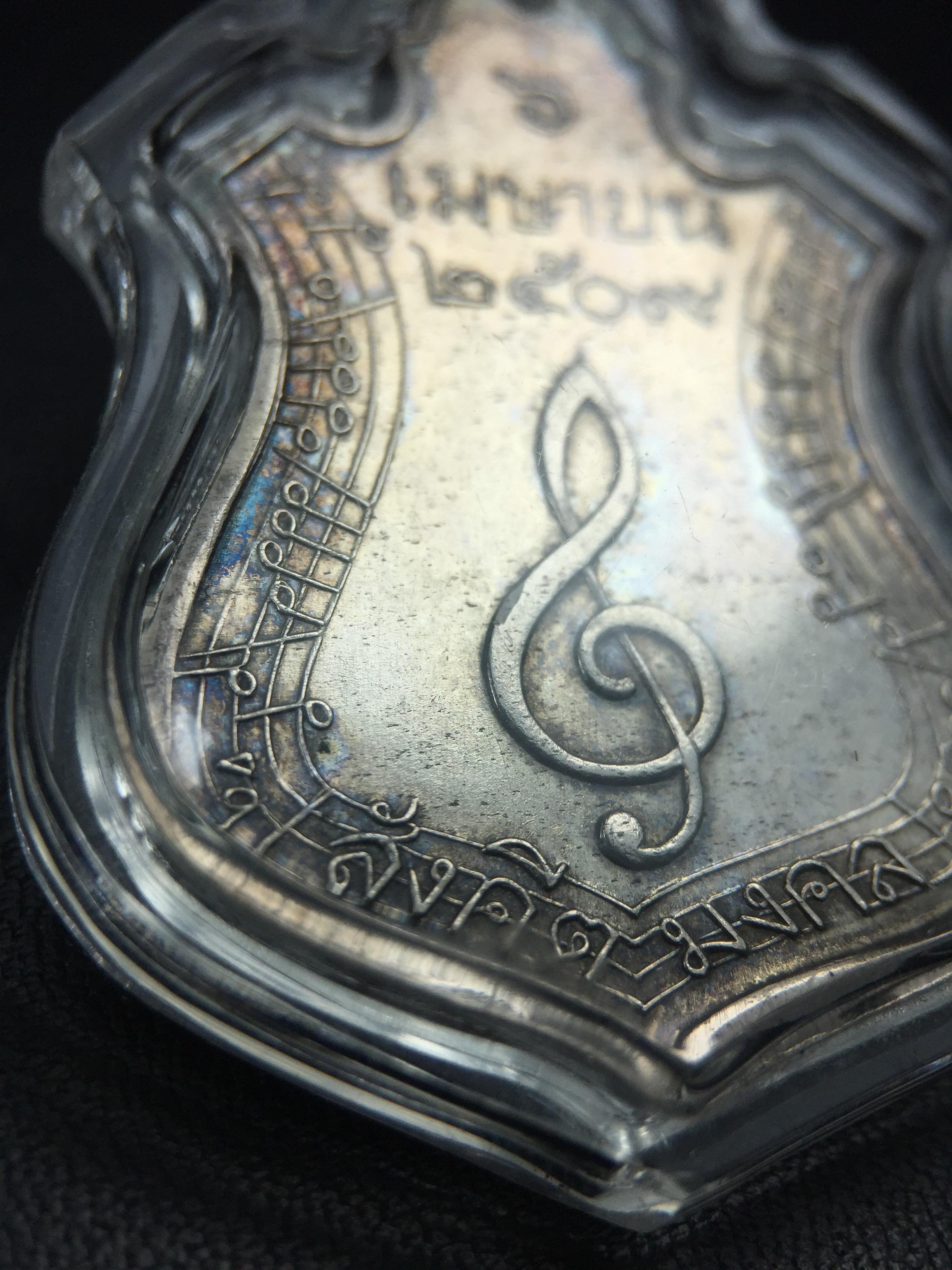 เหรียญสังคีตมงคล ภปร. ปี 2509(พระราชทาน)สุดยอดหายาก สร้างโดยพระราชทรัพย์ส่วนพระองค์ของพระบาทสมเด็จพระเจ้าอยู่หัวรัชกาลที่9(1ใน300 เหรียญ)เนื้อเงินสภาพสวยๆมีผิวขึ้นน้ำทองรุ้งๆเดิมๆตามกาลเวลา