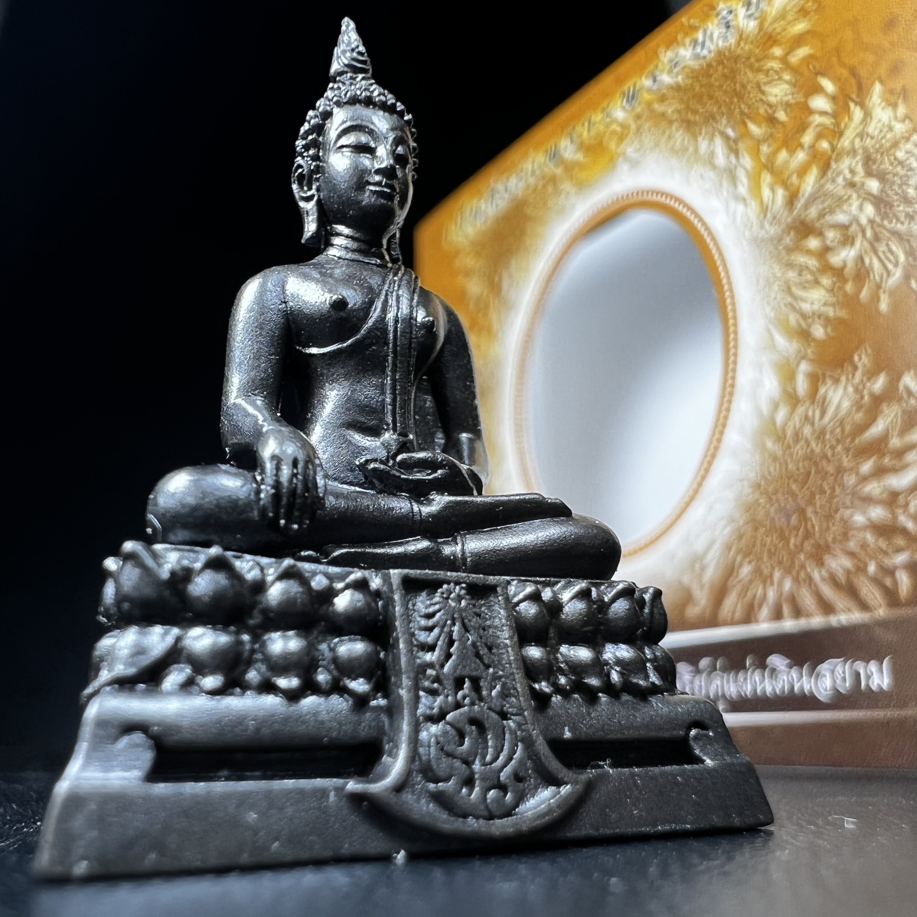 พระพุทธรูปคุ้มเกล้า ภปร. มหามงคล 80พรรษา “รุ่นเย็นศิระเพราะพระบริบาล 80พรรษา มหากษัตริย์คู่แผ่นดินสยาม” เนื้อนวโลหะรมดำ พิมพ์ใหญ่ ขนาด 18*35 มม.