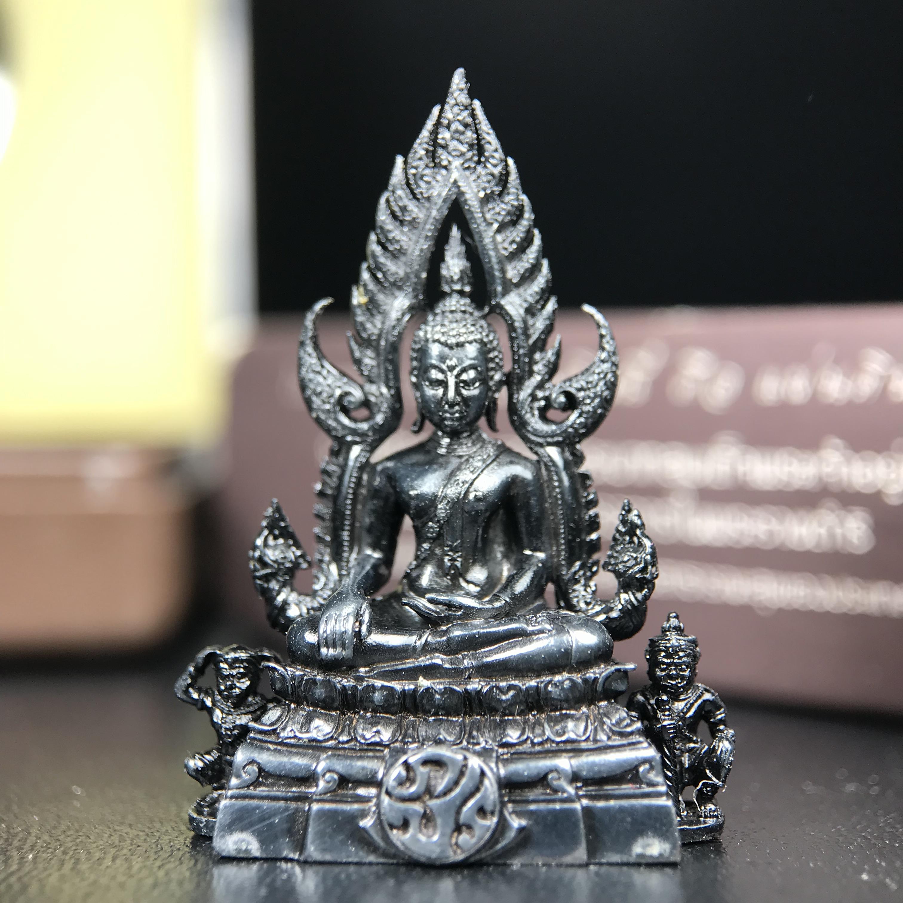 พระพุทธชินราช ภปร. โครงการ "เพราะแผ่นดินนี้ คือ แผ่นดินเกิด" ปี2548(รุ่นแรก) ลอยองค์ หน้าตัก 1/2 นิ้ว(ขนาด 3.5 x 2.5 ซม.) เนื้อเงินรมดำ(พุทธศิลป์จำลองเมื่อครั้งลอกทอง ครั้งที่3 เมื่อปี2547 ร้อยปีจะมีสักครั้ง "พระพุทธชินราชองค์ดำ")