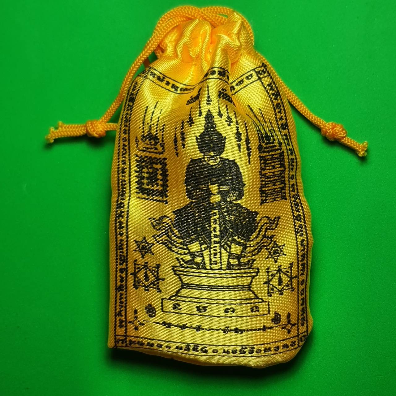 ของป้องกัน ถุงยันต์กันภัย108 ในถุงมี ท้าวเวสสุวรรณ ตะกรุดว่านกันภัย108 เบี้ยแก้บรรจุปรอท ป้องกันสิ่งที่มองไม่เห็น