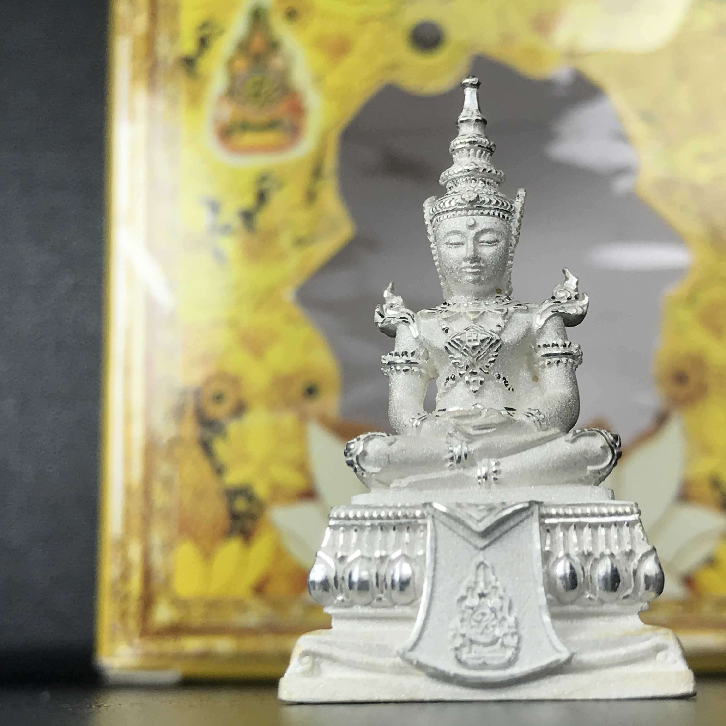 พระแก้วมรกต(จำลอง)ลอยองค์ ขนาดหน้าตัก 1/2 นิ้ว ทรงเครื่องฤดูร้อน เนื้อเงิน ตราสัญลักษณ์ฉลองสิริราชสมบัติ ครบ 60 ปี พ.ศ.2549(สภาพสวย ครบ สมบูรณ์))