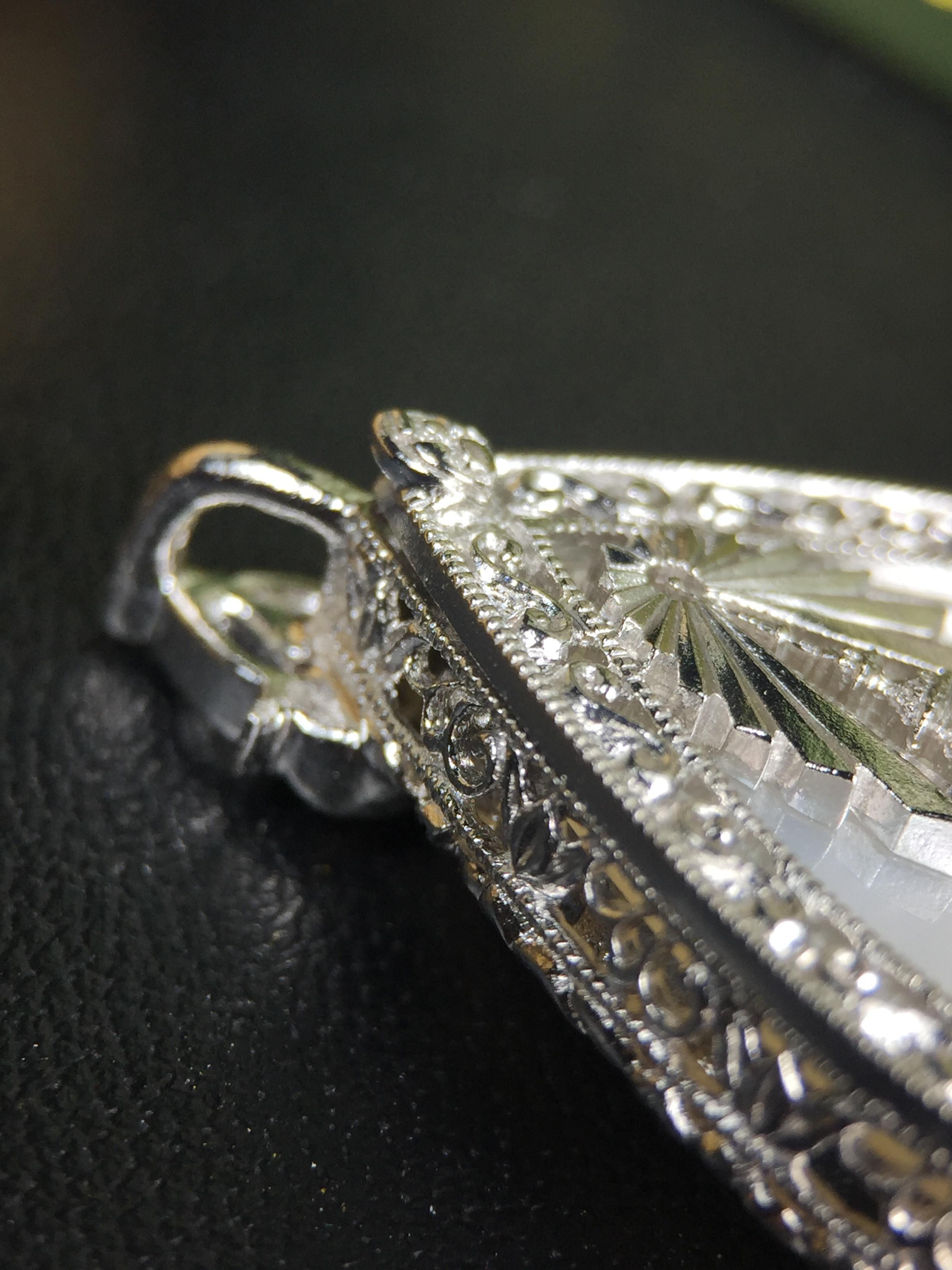 พระพุทธชินราช(จำลอง) ภปร. 84 พรรษา ทรงหยดน้ำ เนื้อเงินชุบทองคำขาว ขนาด 20*36 มม. (พระราชทานมวลสาร จิตรลดาและเส้นพระเจ้า(เส้นผม)รัชกาลที่9)พุทธศิลป์ทรงคุณค่าอีกหนึ่งรุ่นยอดนิยม งดงาม ทรงคุณค่า หายาก