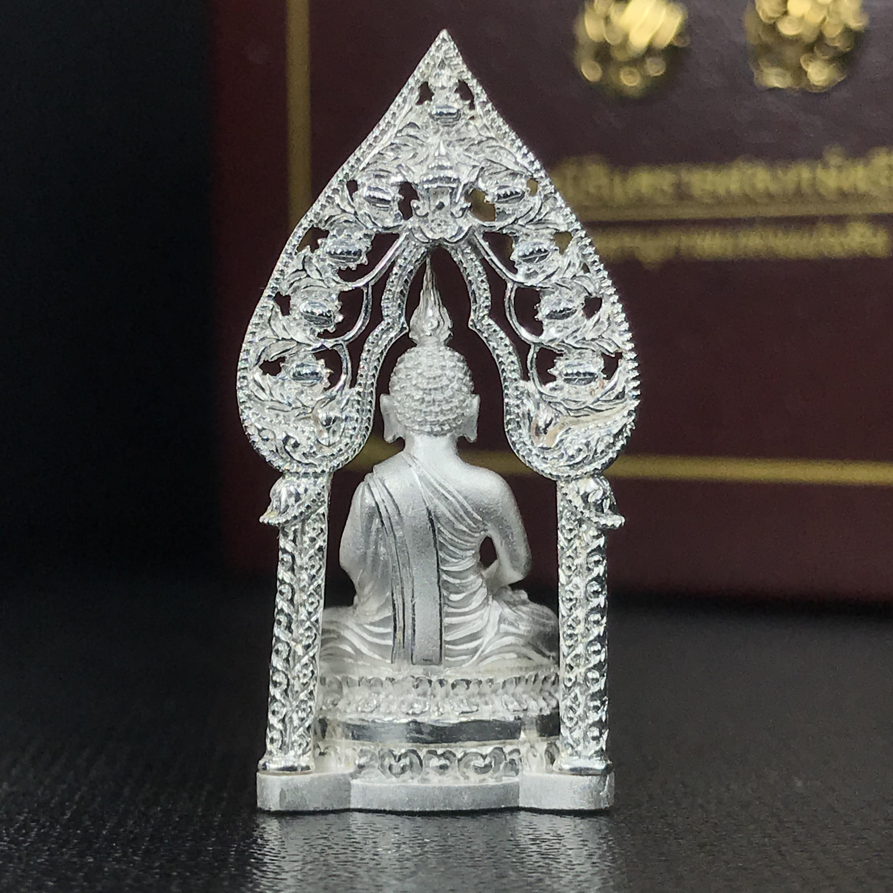 พระนิรันตรายสองกษัตริย์ มหาพุทธานุภาพแห่งแผ่นดิน ปี2552 "พระผู้ปกป้องคุ้มครองจากภัยอันตรายทั้งปวง"พระกริ่งเนื้อเงิน หน้าตัก 1/2 นิ้ว พร้อมกล่องบรรจุเดิมครบชุด(1 ใน 9999 องค์)