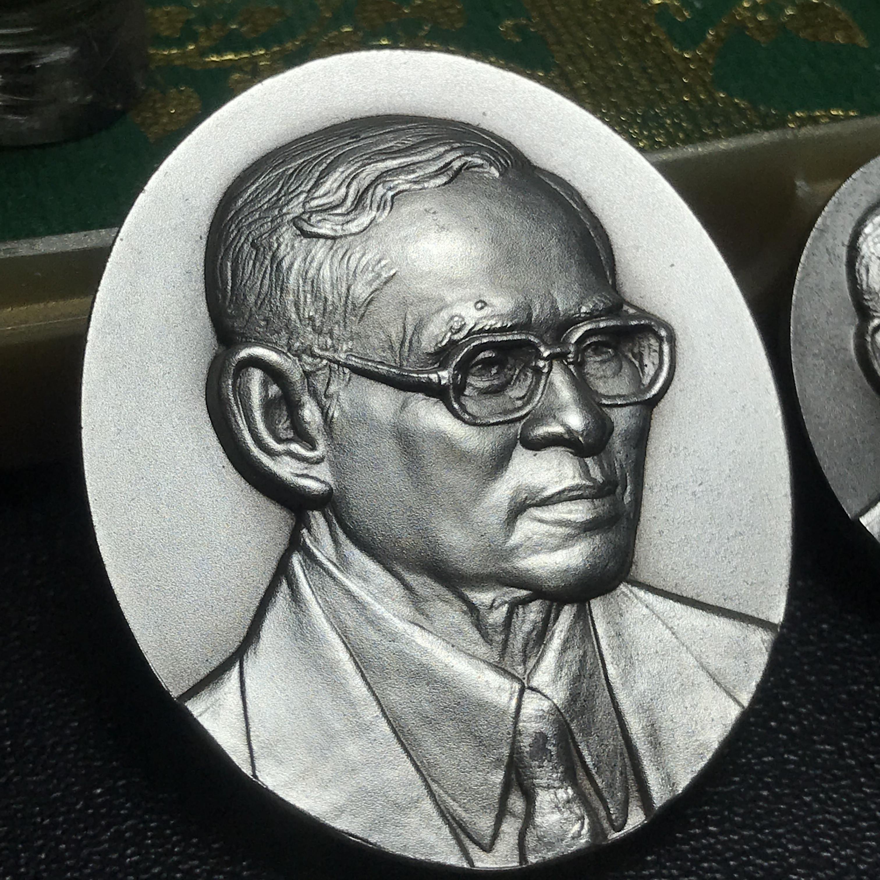 เหรียญพระบรมรูปหล่อพระบาทสมเด็จพระเจ้าอยู่หัว 84 พรรษา เนื้อเงินรมดำขัดวินอล พิมพ์ใหญ่+พิมพ์เล็ก(บรรจุมวลสาร จิตรลดา เส้นเกศาในหลวงรัชกาลที่9 พระราชทาน ลงในใจกลางเหรียญ)