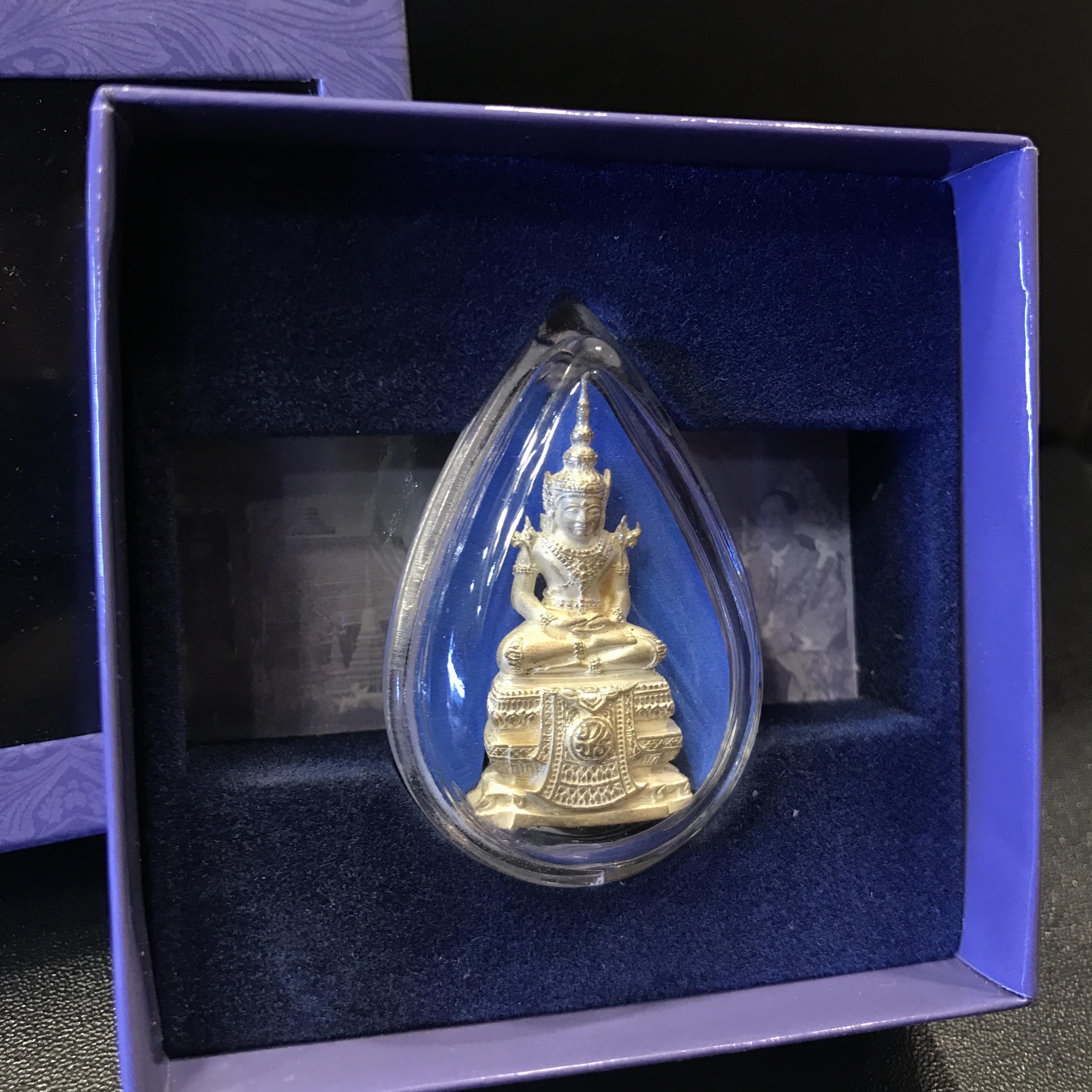 พระพุทธมหามณีรัตนปฏิมากร จำลอง (พระแก้วมรกต) ขนาดลอยองค์หน้าตัก 1/2 นิ้ว ตราสัญลักษณ์ ภ.ป.ร. ปี2547 เนื้อเงิน