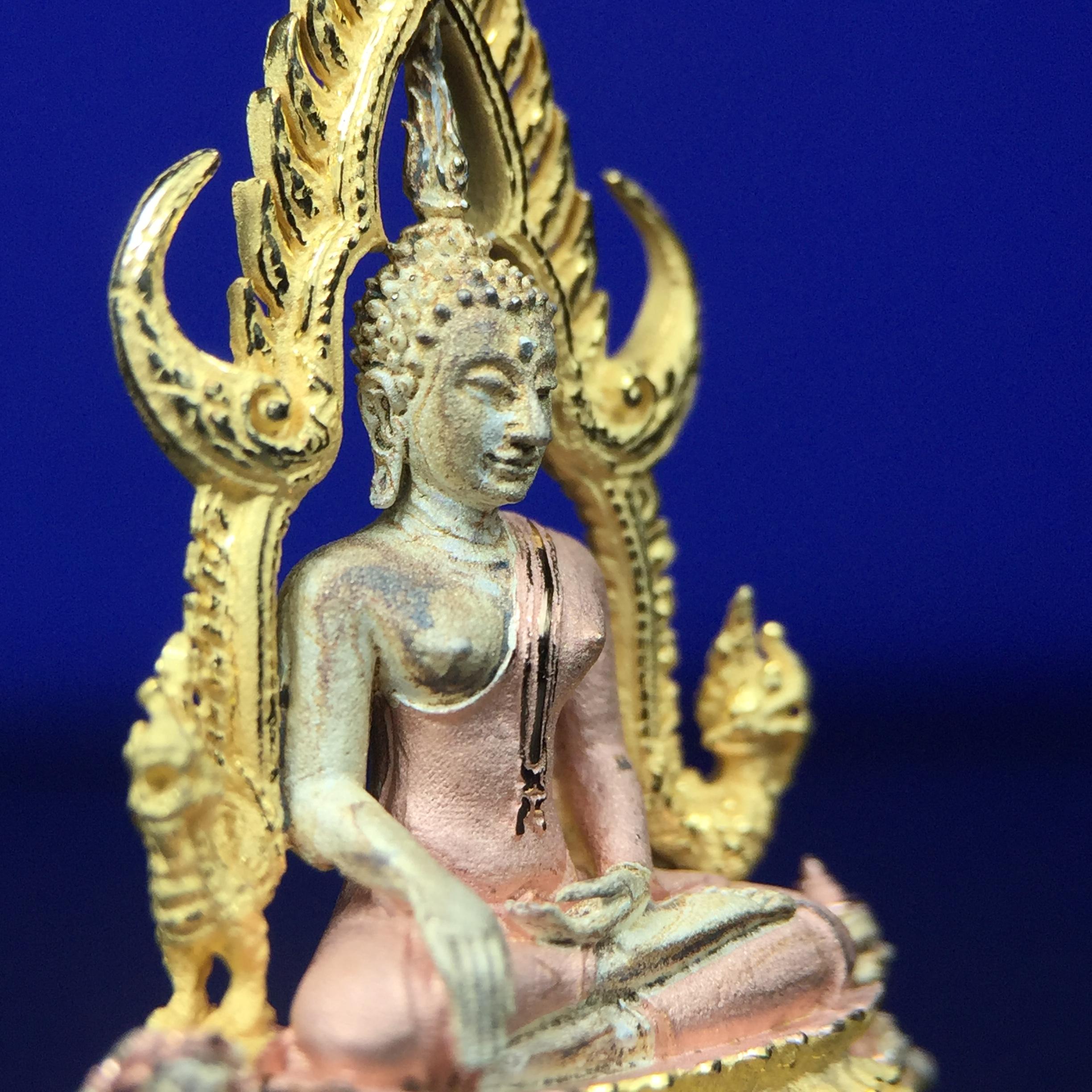 พระพุทธชินราช ภปร. ในวโรกาสพระราชพิธีมหามงคล เฉลิมพระชนมายุ6รอบ 5ธันวาคม2542 มูลนิธิพิทักษ์ดวงตาประชาชน จัดสร้าง เนื้อเงินบริสุทธิ์ 99.9% แบบสามกษัตริย์ขัดเงาบางส่วน พิมพ์ใหญ่ ขนาดสูง 3.4 ซม. พร้อมกล่องบรรจุเดิม