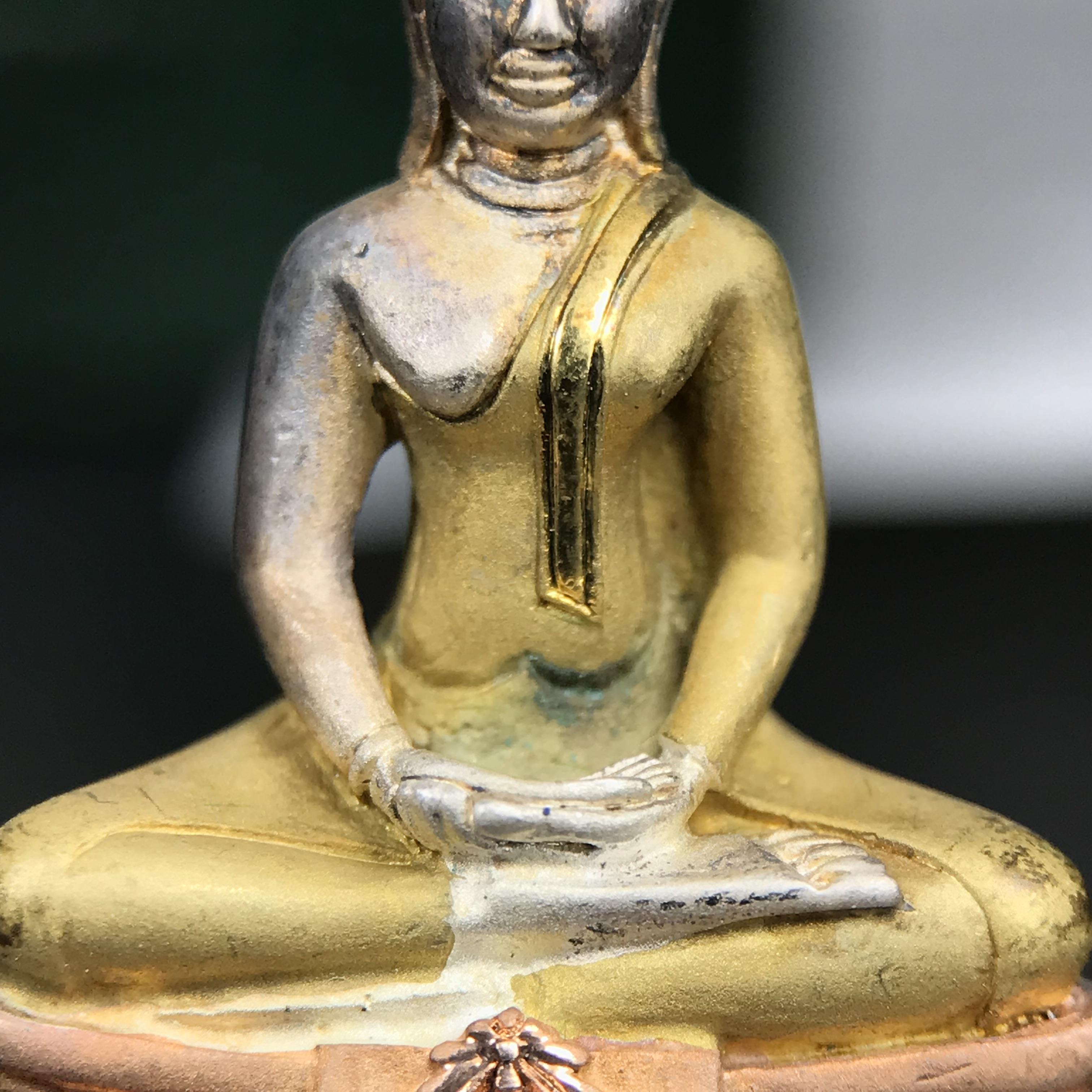 พระพุทธโสธร ภปร. รุ่นย้อนยุค สร้างพระอุโบสถ สมาคมชาวฉะเชิงเทรา จัดสร้าง ปี 2539 วโรกาสครองสิริราชสมบัติครบ 50 ปี เนื้อเงินชุบสามกษัตริย์ทรายนวลขัดเงาบางส่วน(สภาพผิวเดิม เก่าเก็บอย่าดี สวยมาก แบบนี้หายาก) พร้อมกล่องบรรจุและใบรับรองเดิมครบสมบูรณ์