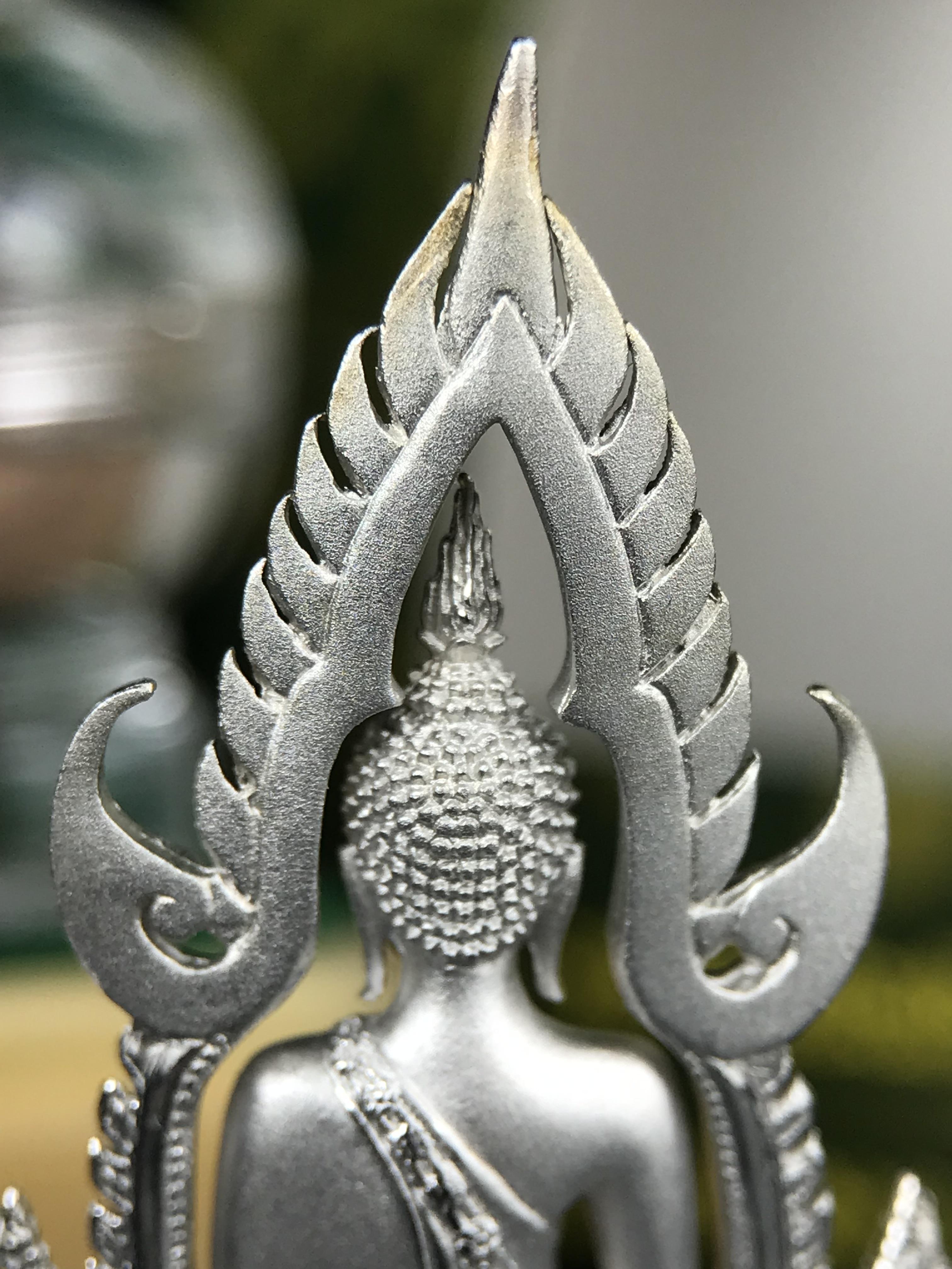 พระพุทธชินราช ภปร. 84 พรรษาในหลวงรัชกาลที่ 9 ปี 2554 พิมพ์กลางขนาดหน้าตัก 1/2 นิ้ว(สูง 3.8 ซม.) เนื้อเงินชุบทองคำขาว(สภาพผิวเดิมสวย) (พระราชทานมวลสาร จิตรลดาและเส้นพระเจ้า(เส้นผม)รัชกาลที่9)พุทธศิลป์ทรงคุณค่าอีกหนึ่งรุ่นยอดนิยม(องค์หมายเลข ๒๔๐๐)