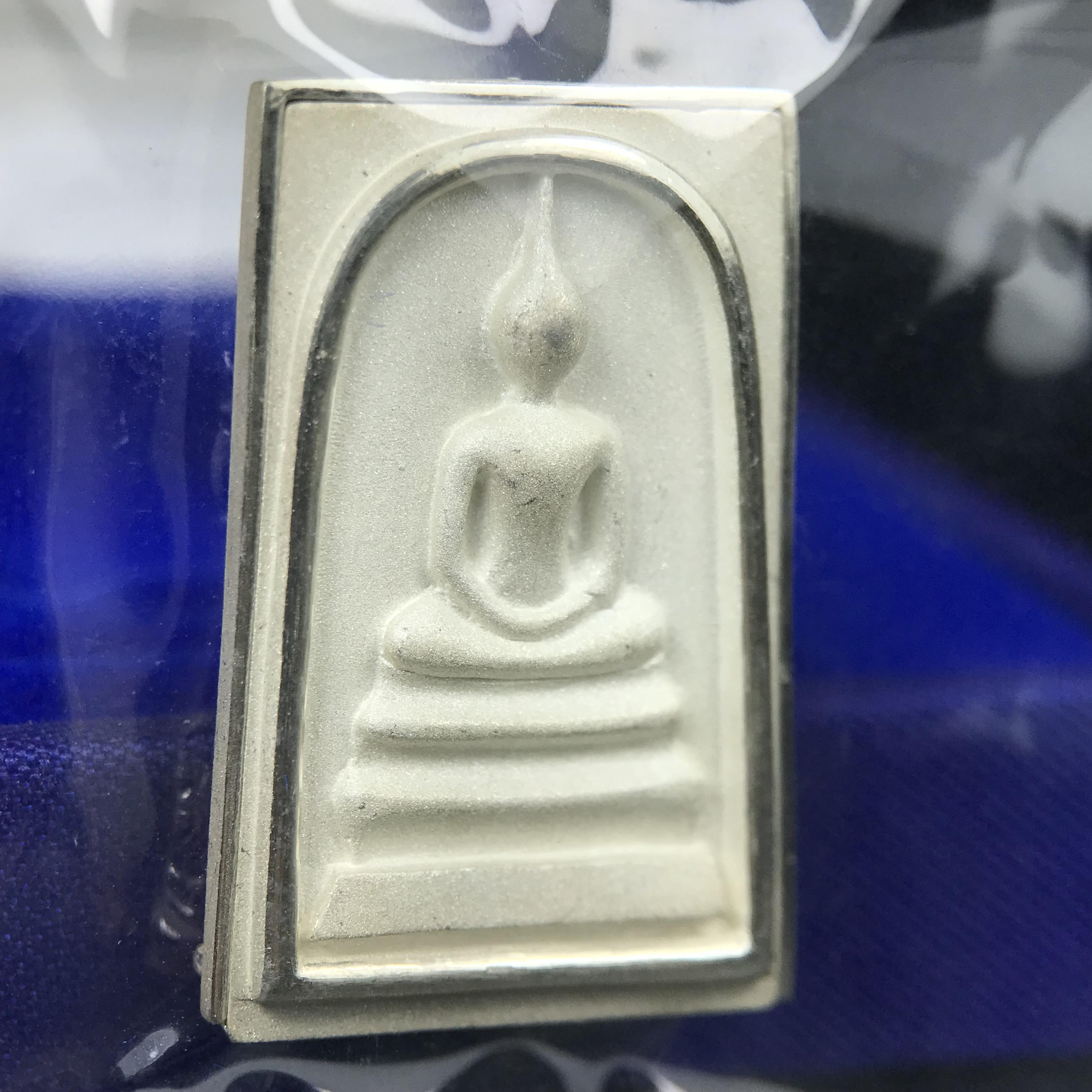 สมเด็จพุฒาจารย์ (โต พรหมรังสี) อนุสรณ์ 128 ปี สมเด็จพระญาณสังวร สมเด็จพระสังฆราช ทรงเมตตาอธิฐานจิต ปี 2543 มหาพุทธาภิเษก 3วาระ เหรียญรูปเหมือนสมเด็จพุฒาจารย์โตด้านหลังพระสมเด็จ พิมพ์ใหญ่เนื้อเงิน ขนาด 1.8 x 2.7 ซม. ทรงคุณค่าทั้งด้านความงานด้านพุทธศิลป์ แล