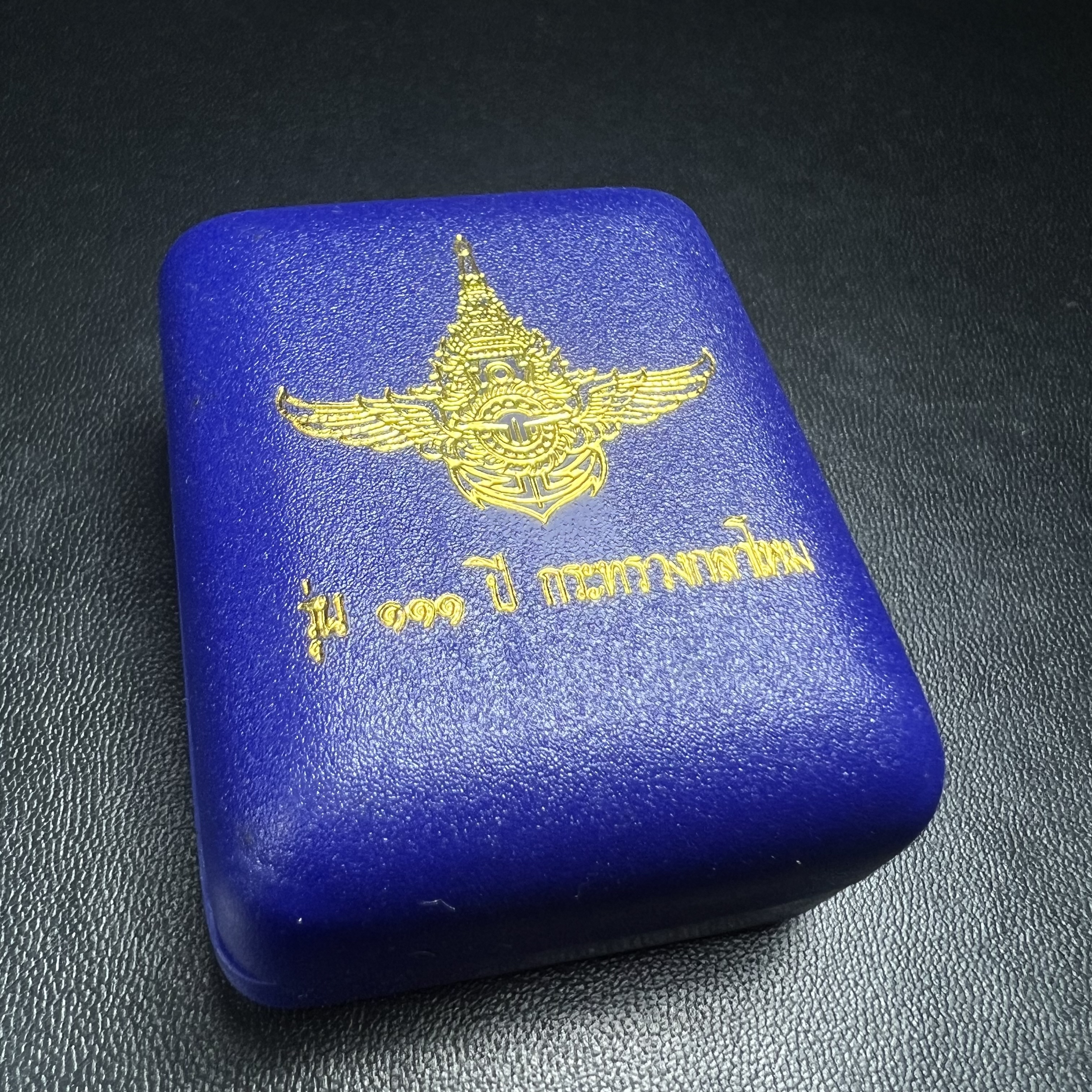 รูปเหมือนหล่อลอยองค์หลวงปู่ทวด รุ่น 111ปี กระทรวงกลาโหม เนื้อนวโลหะรมดำ-ปัดเงา ปี2540 พิธีใหญ่ เข้มขลัง นิยม พร้อมกล่องบรรจุเดิม(คัดสภาพสวยผิวเทพๆผิวรุ้งๆ)ทั้งพิธีทั้งพุทธศิลป์ทรงคุณค่าอีกหนึ่งรุ่นยอดนิยม