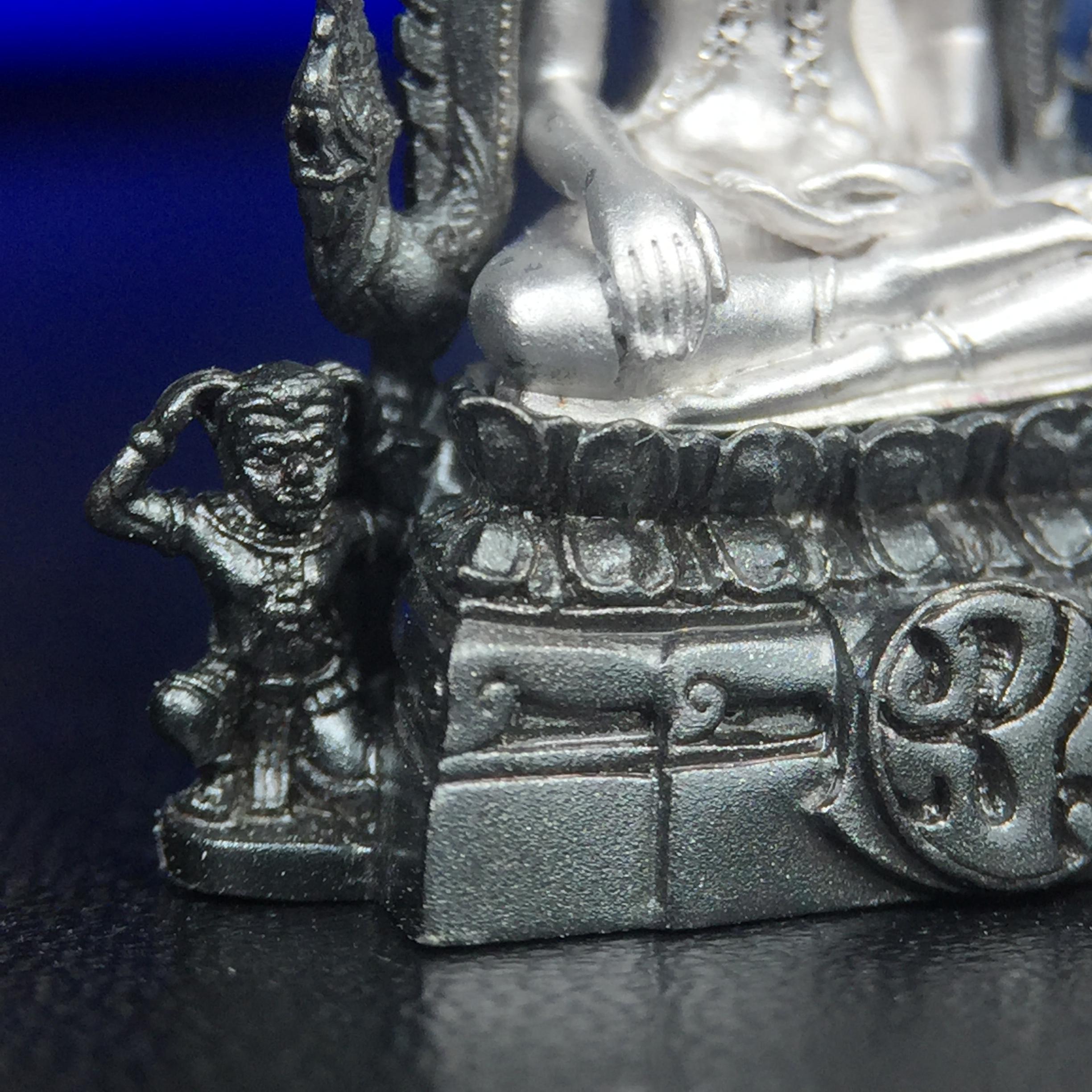 พระพุทธชินราช ภปร. โครงการ เพราะแผ่นดินนี้คือแผ่นดินเกิด เนื้อเงินชุบทองคำขาวซุ้มรมดำ ปี2551 ขนาดหน้าตัก1/2นิ้ว(3.5*2.5 ซม.) (สวยงามหายาก)1ใน 5000 องค์