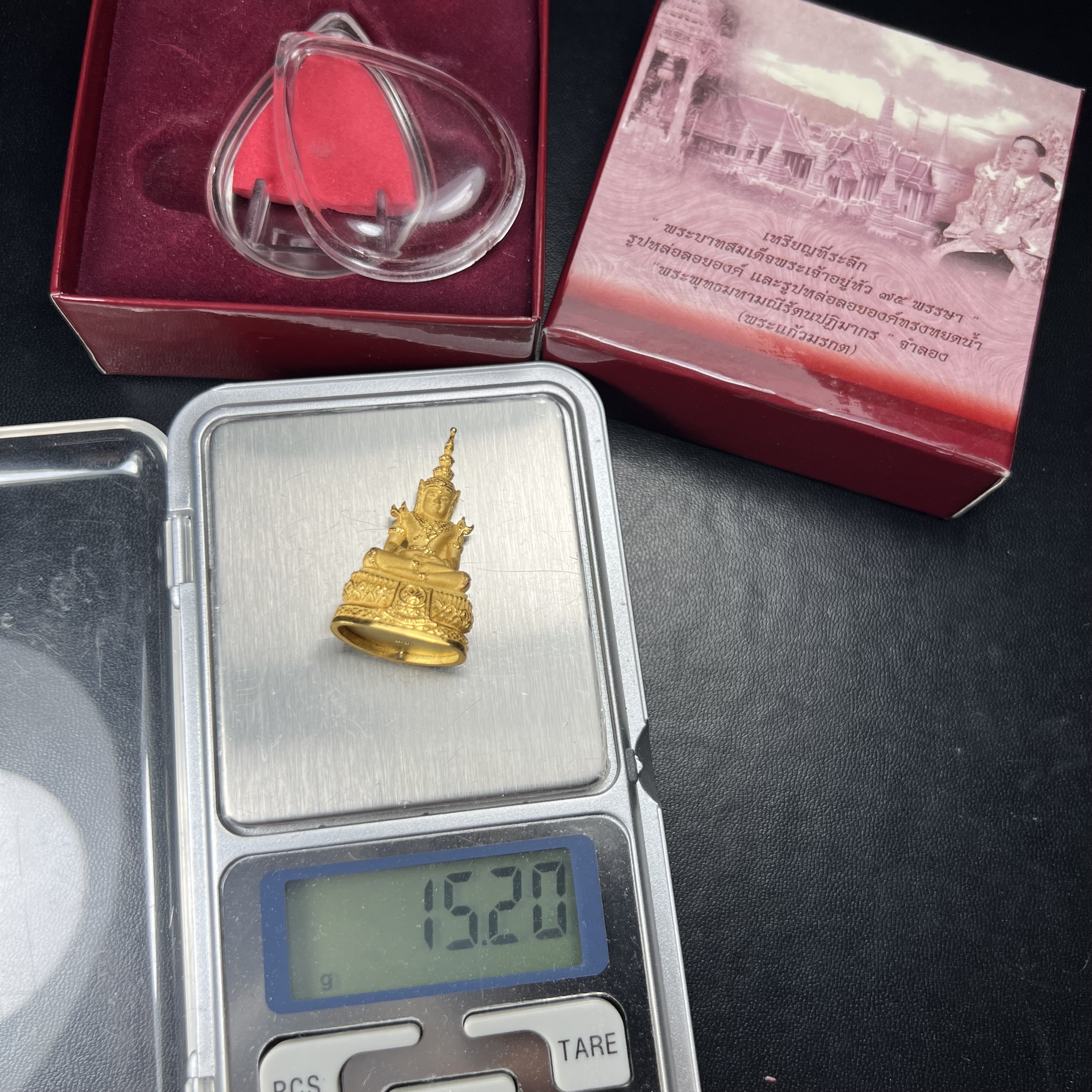 พระแก้วมรกต ภปร.(รุ่นแรก) ปี2545 รุ่นฉลองกรุงรัตนโกสินทร์ครบ 220 ปี พิมพ์ลอยองค์ใหญ่ เนื้อทองคำบริสุทธิ์ 96.5%(15.2 กรัม) ขนาด 19*35 มม.ครบสมบูรณ์(องค์หมายเลข ๓๓)(เลขคู่สวย)สุดยอดมงคลแผ่นดินที่ควรเก็บรักษา บูชาเป็นมงคลชีวิต(สวยงามและหายากมาก)(1ใน1000องค์)