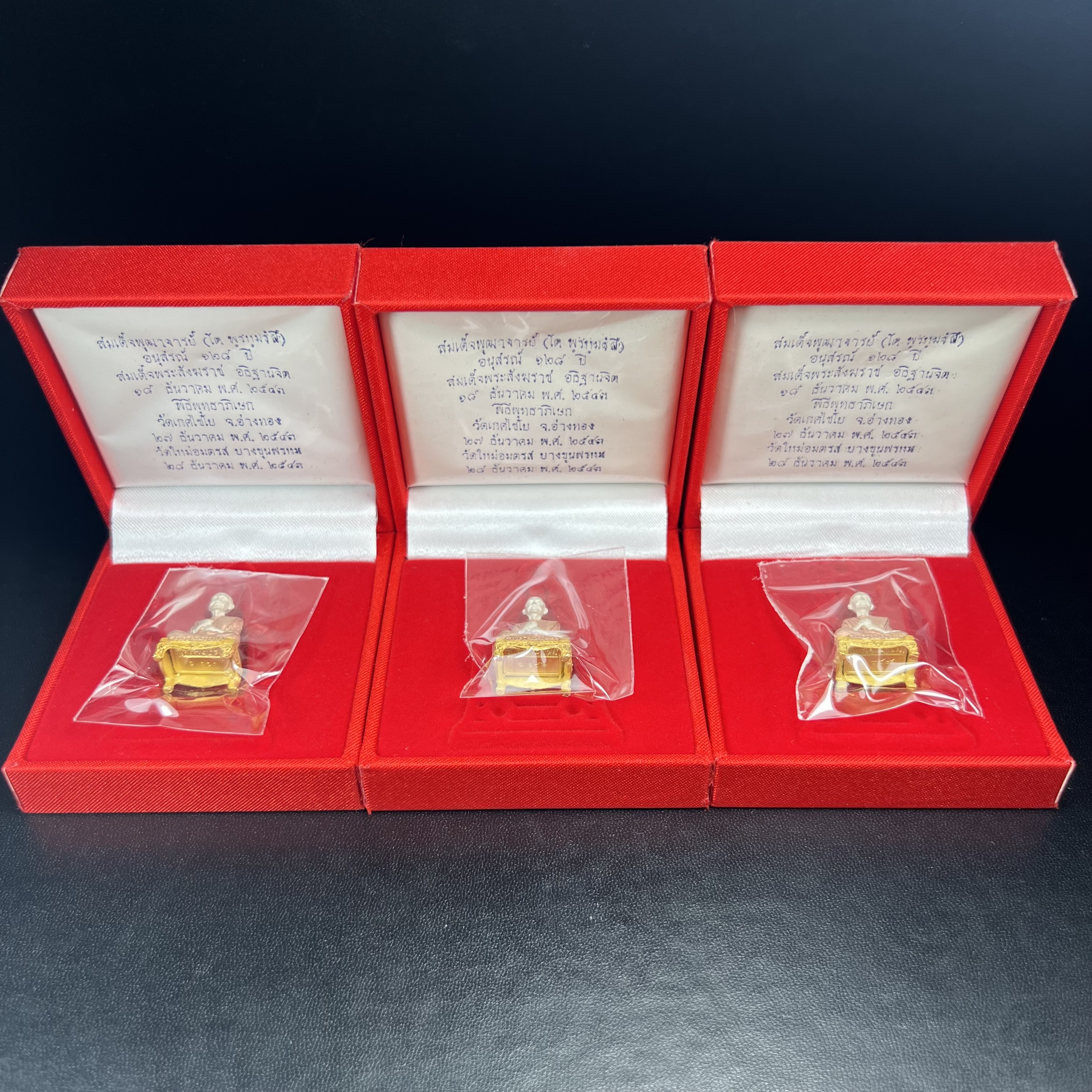 สมเด็จพุฒาจารย์ (โต พรหมรังสี) อนุสรณ์ 128 ปี สมเด็จพระญาณสังวร สมเด็จพระสังฆราช ทรงเมตตาอธิฐานจิต ปี 2543 มหาพุทธาภิเษก 3วาระ รูปเหมือนลอยองค์พิมพ์ใหญ่เนื้อเงินสามกษัตริย์ ขนาด 1.5 x 2.5 ซม. ทรงคุณค่าทั้งด้านความงานด้านพุทธศิลป์ และพุทธคุณ