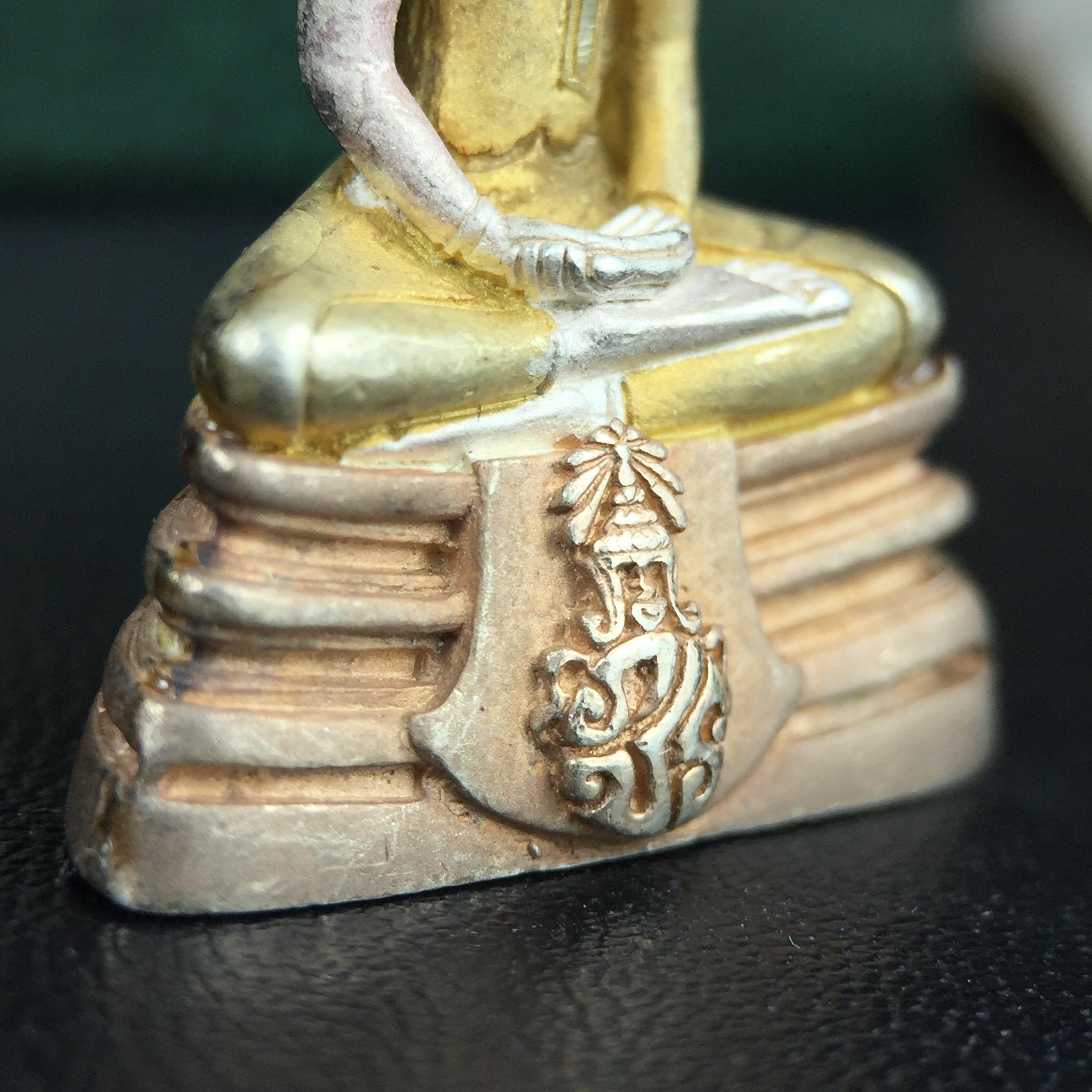 พระพุทธโสธร ภปร. รุ่นย้อนยุค สร้างพระอุโบสถ สมาคมชาวฉะเชิงเทรา จัดสร้าง ปี 2539 วโรกาสครองสิริราชสมบัติครบ 50 ปี เนื้อเงินสามกษัตริย์ทรายนวลขัดเงาบางส่วน(ผิวเดิม) พร้อมกล่องบรรจุและใบรับรองเดิม