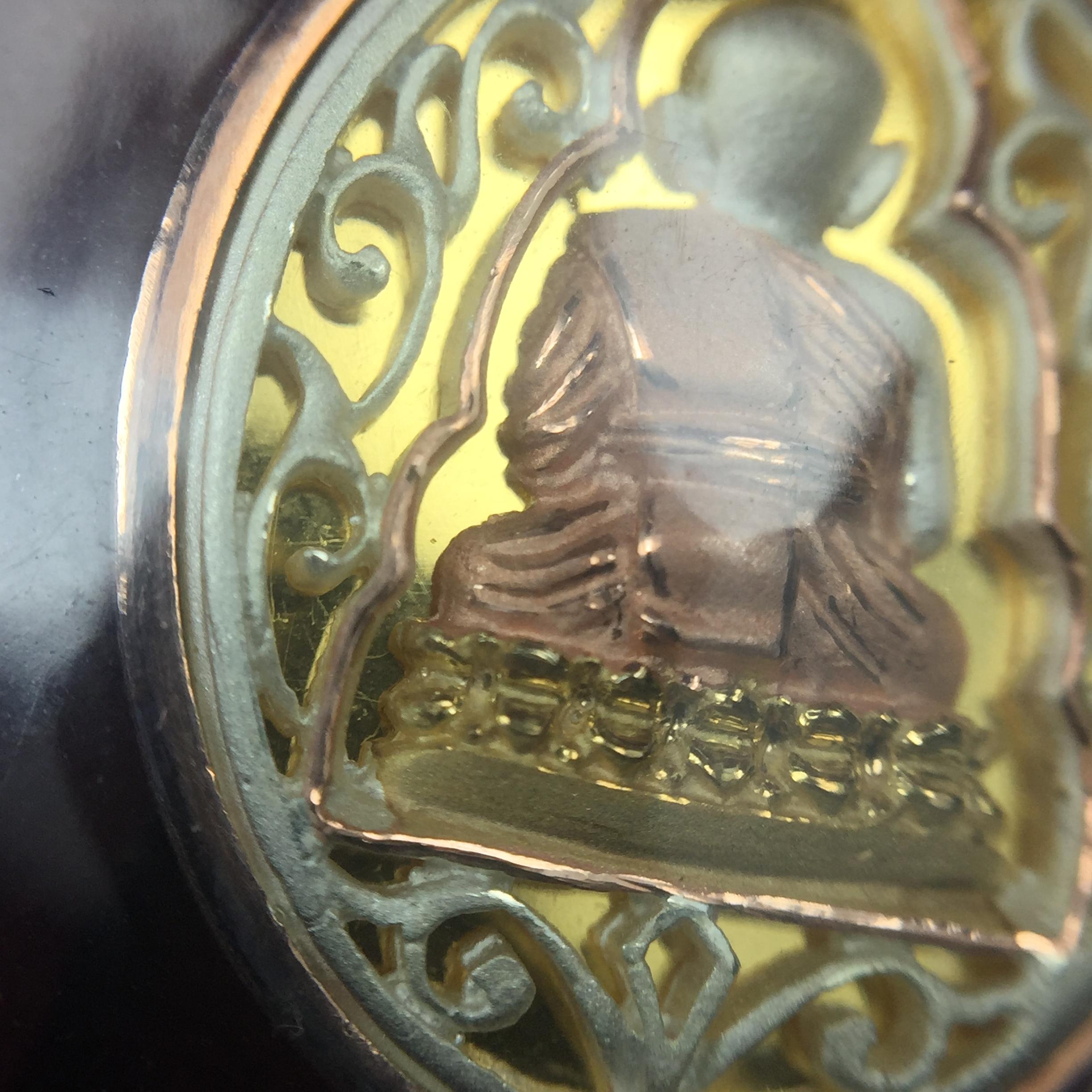 เหรียญหลวงพ่อทวด รุ่นมงคลบารมี วัดประสาทบุญญาวาส ปี 2545 เนื้อเงินสามกษัตริย์ พิมพ์ทรงรูปไข่เล็ก(ขนาด 2.0*1.8 ซม.)ฉลุลายฉากพี้นหลังสีทองสวยงาม ตอกโค๊ตมีหมายเลข พร้อมกล่องบรรจุเดิม