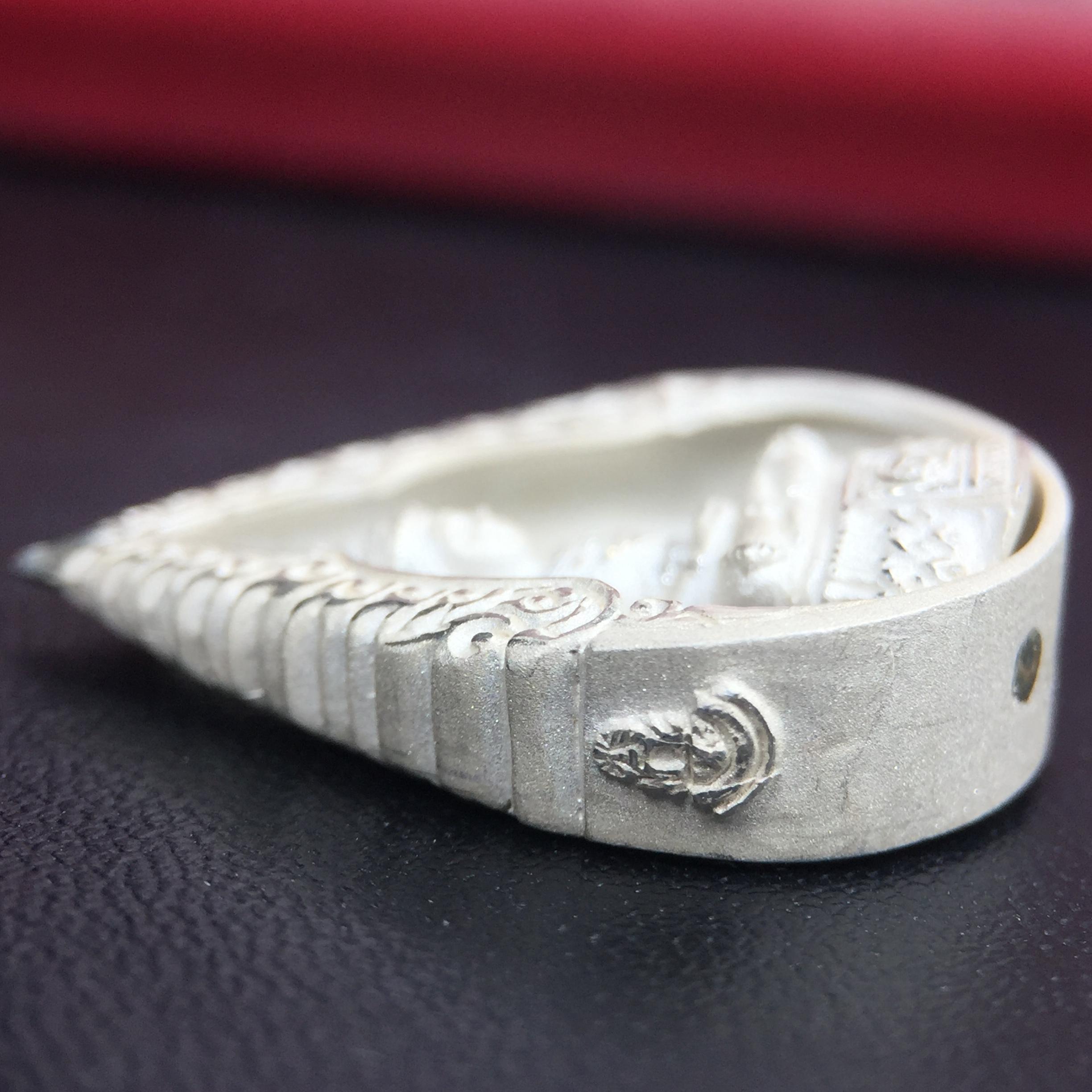 พระแก้วมรกต ภปร.(รุ่นแรก) ปี2545 รุ่นฉลองกรุงรัตนโกสินทร์ครบ 220 ปี พิมพ์ลอยองค์ทรงหยดน้ำ เนื้อเงินบริสุทธิ์ 92.5% ขนาด 18*27 มม. พร้อมกล่องบรรจุเดิม สวยครบสมบูรณ์(องค์หมายเลขสวย 1555)