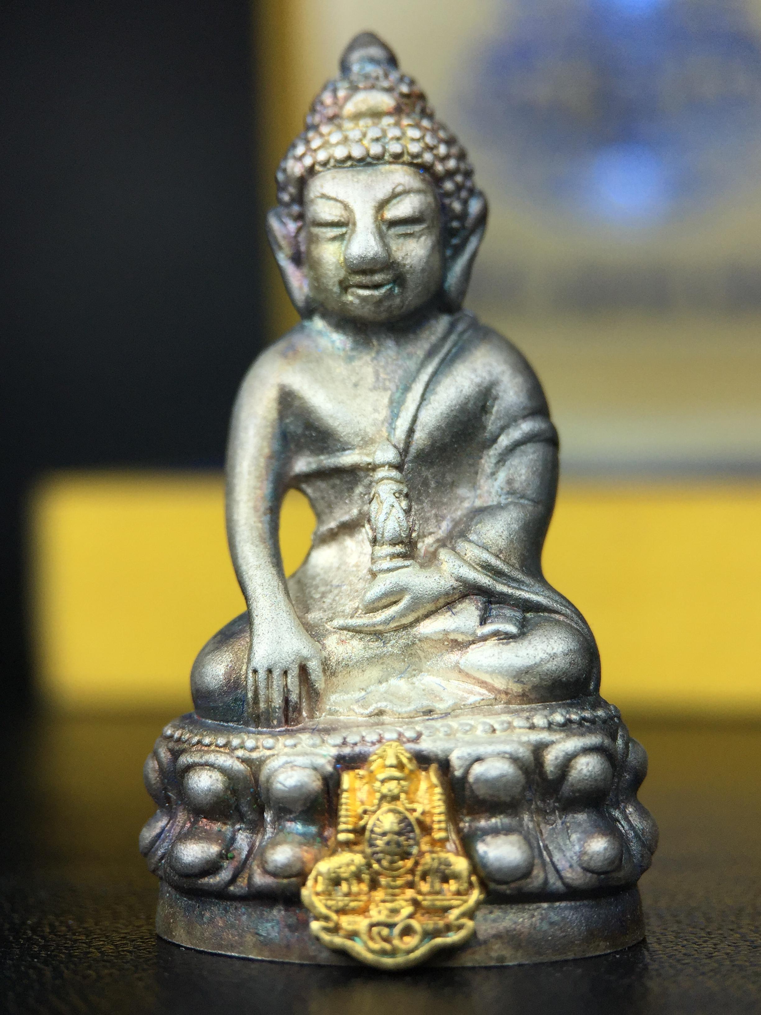 พระกริ่งสมเด็จญาณ วัดบวรนิเวศวิหาร เนื้อเงินบริสุทธิ์ 92.5% ตรากาญจนาภิเษกทองคำ(เนื้อทองคำแท้) พระราชทานแจกเมื่อ 3 ตุลาคม 2538 จัดสร้างในวโรกาส สมเด็จพระญาณสังวร สมเด็จพระสังฆราช ฉลองพระชนมายุครบ 82 พรรษา และฉลองครองราชสมบัติครบ 50 ปี รัชกาลที่ 9(หายาก)