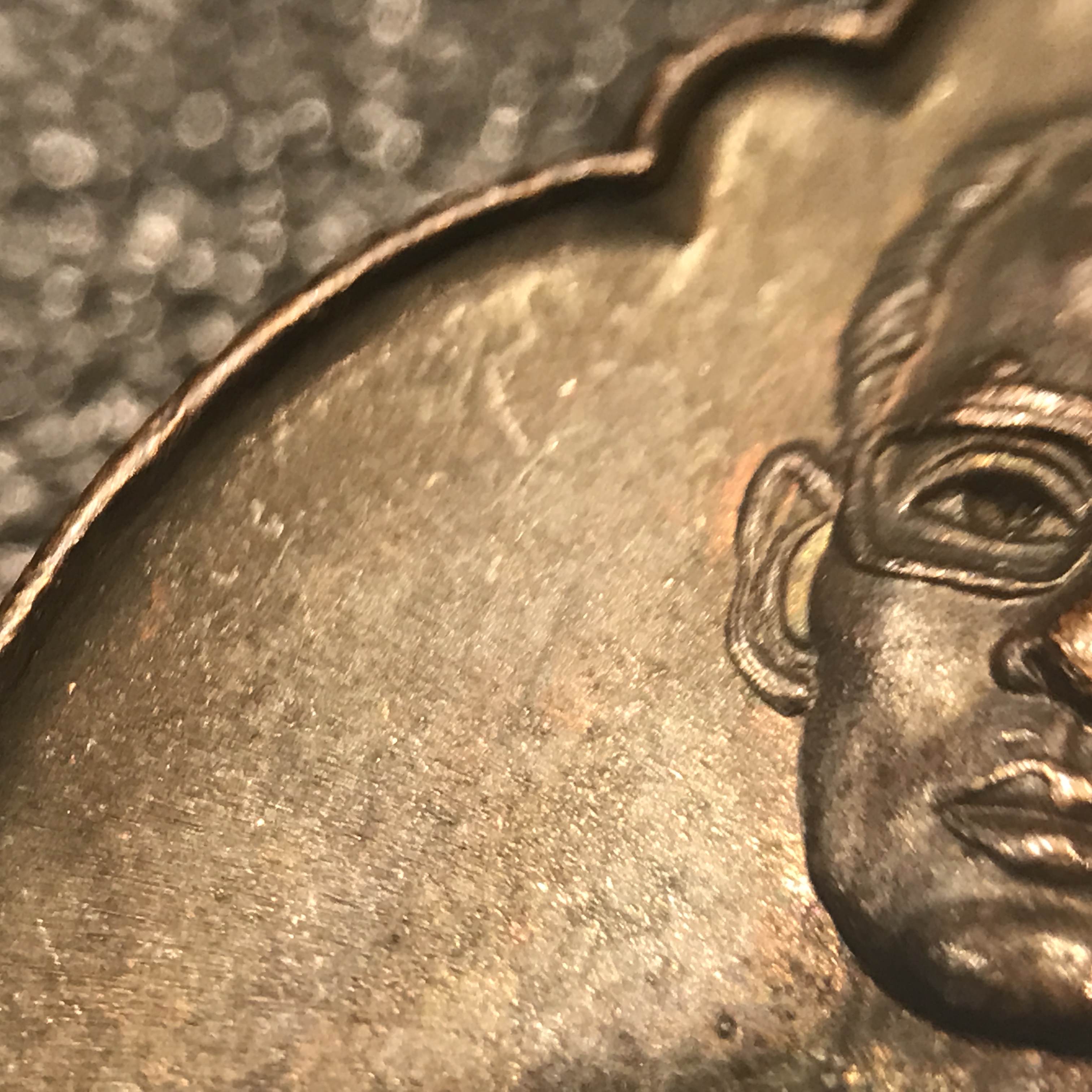 เหรียญ ร.9 ทรงเฉลิมพระชนมพรรษาครบ 4 รอบ ปี2518 (เนื้อทองแดงบล็อคนิยมวงเดือนบน)