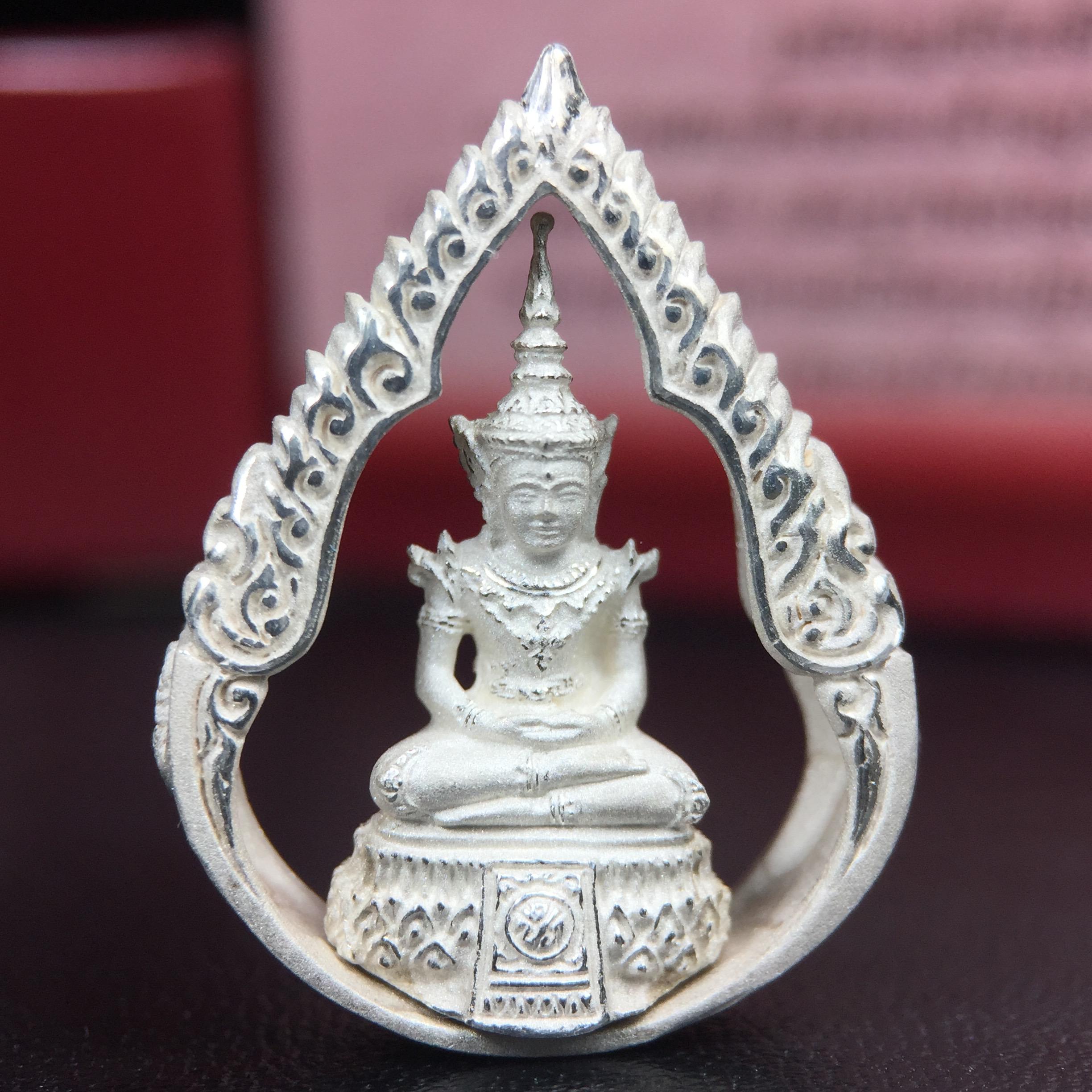 พระแก้วมรกต ภปร.(รุ่นแรก) ปี2545 จัดสร้างในมหาวโรกาส พระบาทสมเด็จพระเจ้าอยู่หัวรัชกาลที่ 9 ครบรอบ 75 พรรษา และฉลองกรุงรัตนโกสินทร์ครบ 220 ปี พิมพ์ลอยองค์ทรงหยดน้ำ เนื้อเงินบริสุทธิ์ 92.5% ขนาด 18*27 มม. พร้อมกล่องบรรจุเดิม สวยครบสมบูรณ์(องค์หมายเลข 1752)