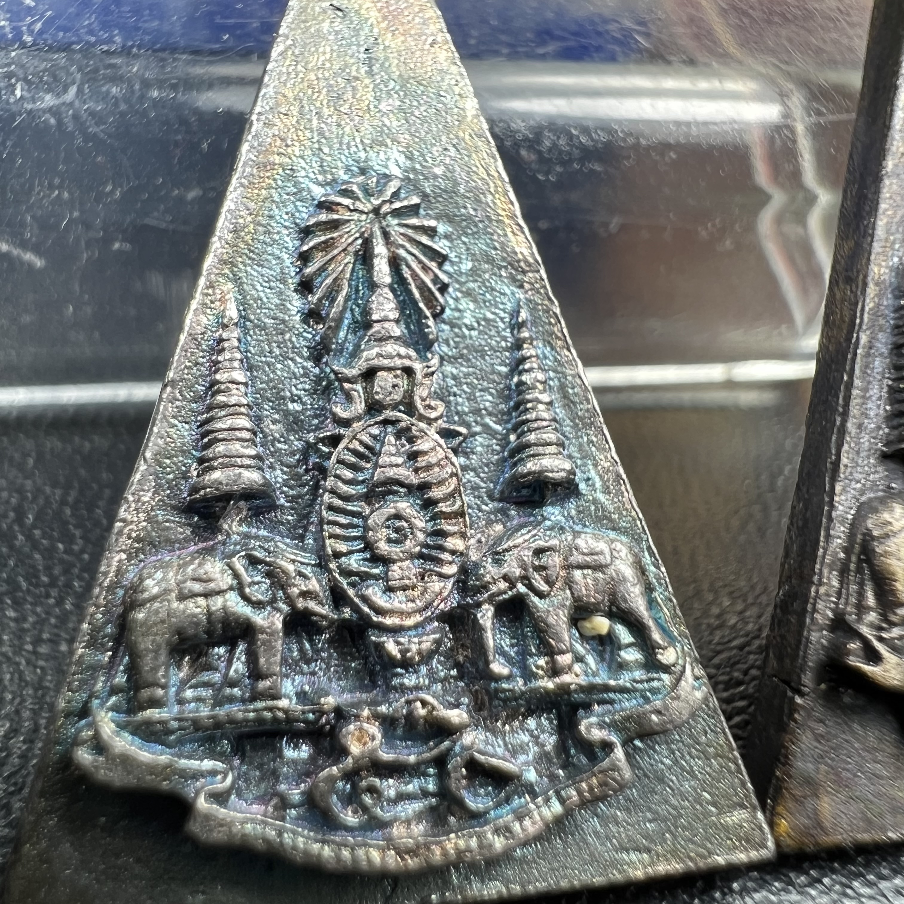 พระกำลังแผ่นดิน (สมเด็จจิตรลดา2) จัดสร้างเฉลิมพระเกียรติ ร.9 ครองราชย์ 50 ปี 2539 เนื้อเงิน(ผิวเดิมกลับดำ รุ้งๆสวย)+เนื้อนวโลหะ(สร้างน้อยหายาก)พร้อมกล่องบรรจุเดิม(1ใน2539องค์)