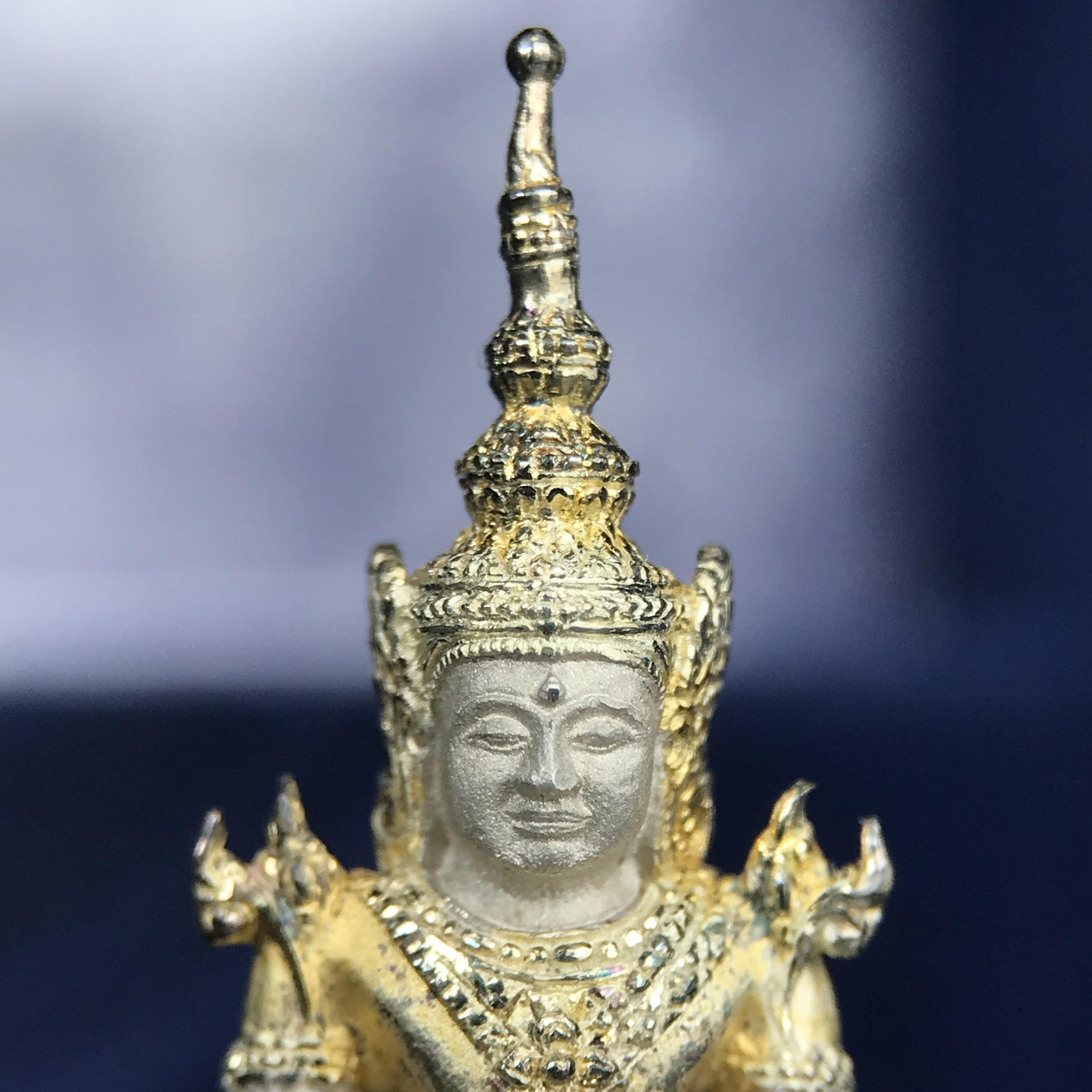 พระแก้วมรกต ภปร. ปี 2547 จัดสร้างโดยโรงพยาบาลภูมิพลอดุลยเดช เนื้อเงิน(3 กษัตริย์) ลอยองค์ หน้าตัก 1/2 นิ้ว สูง 3.7 ซม.พิธีมหามังคาภิเษก ณ พระอุโบสถวัดพระศรีรัตนศาสดาราม(วัดพระแก้ว) งดงามทรงคุณค่าอีกหนึ่งรุ่นยอดนิยม หายาก(องค์หมายเลข ๑๔๑๔)