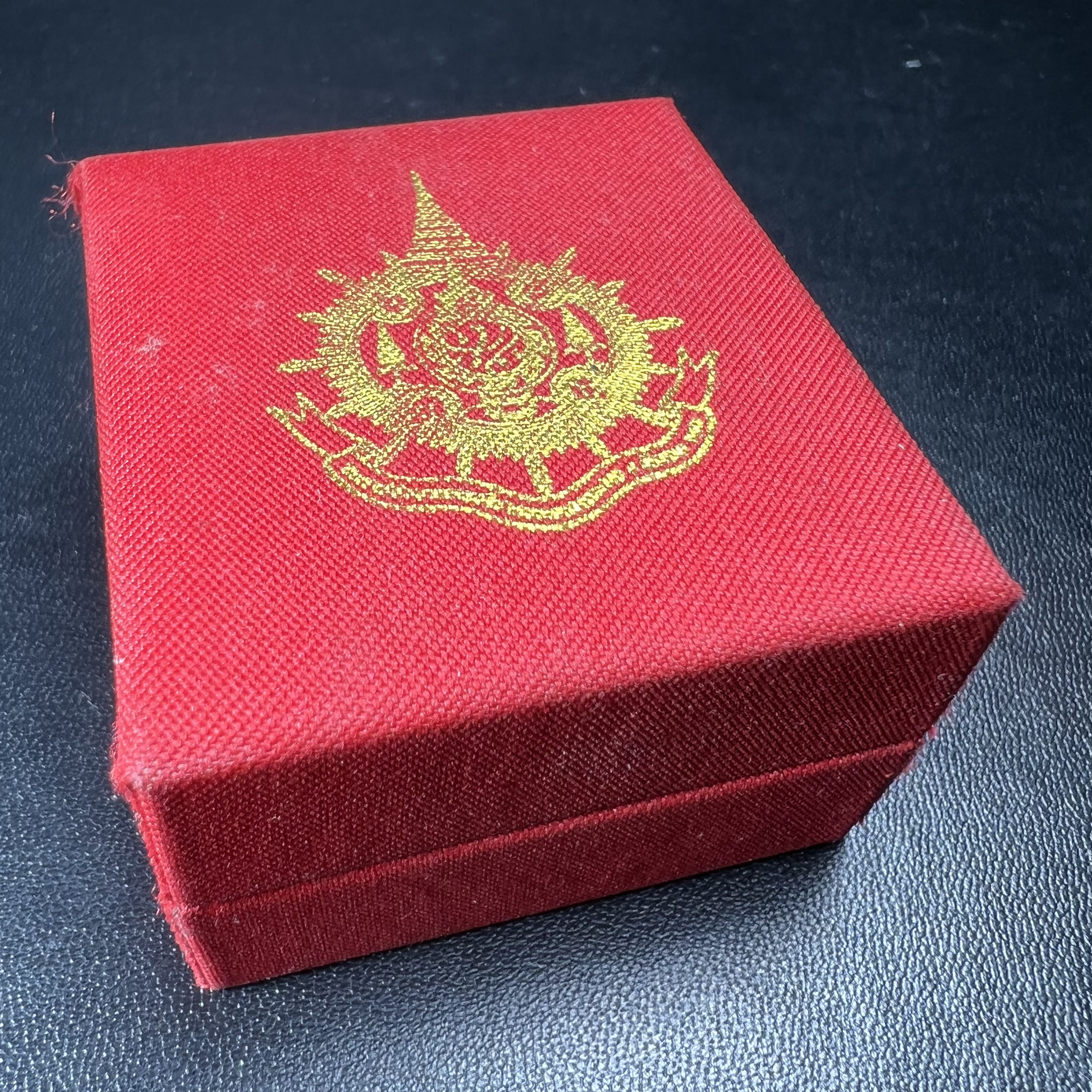 พระกริ่งไพรีพินาศ เฉลิมพระเกียรติ พระบาทสมเด็จพระเจ้าอยู่หัวรัชกาลที่9 พระชนมพรรษา 6 รอบ ปี2542 เนื้อนวโลหะผสมทองคำ(บรรจุเหล็กไหล)ดีนอก-ดีใน