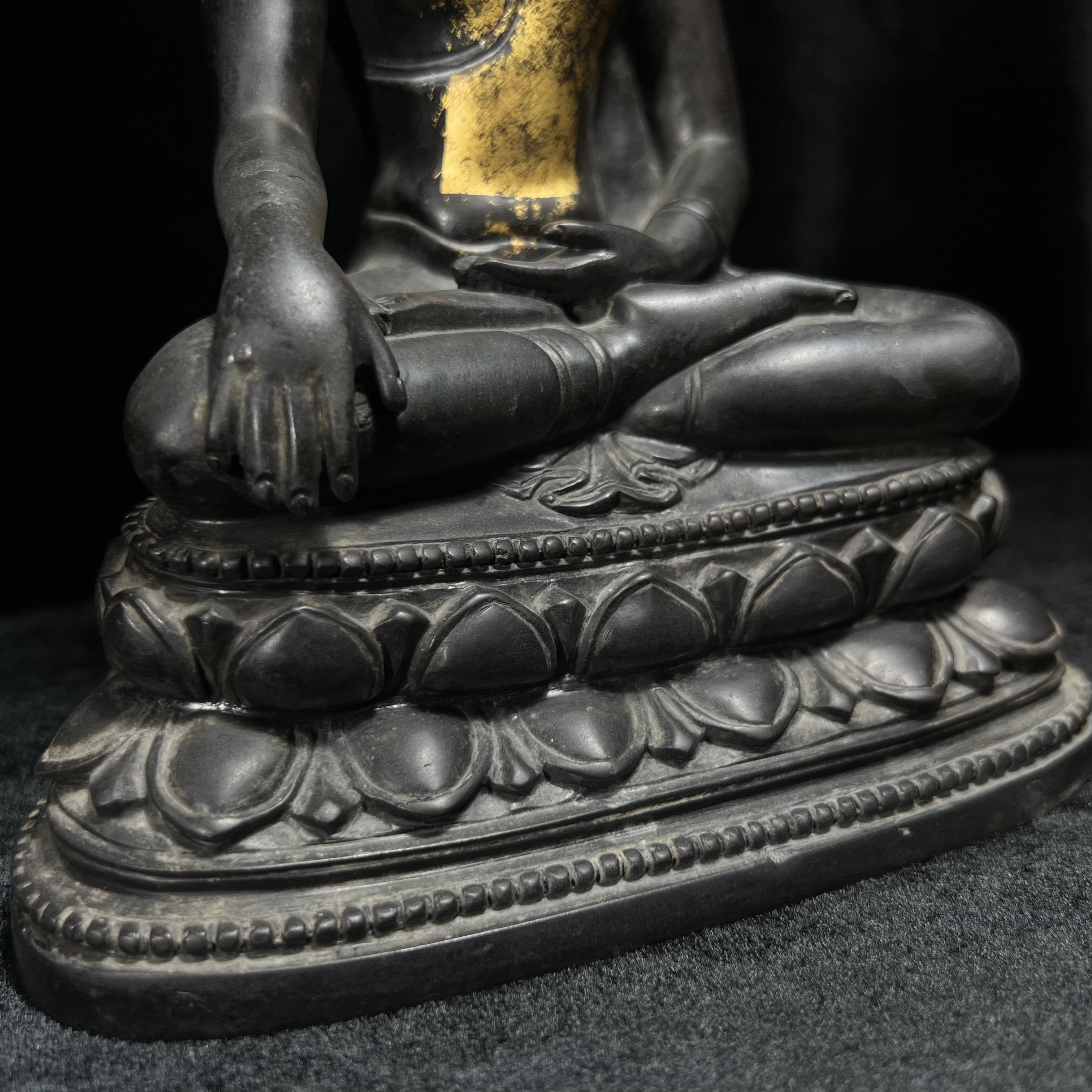 พระพุทธรูปบูชา จปร. ศิลปะไทยประยุกต์ แบบคุปตะ(อินเดีย) พระบาทสมเด็จพระเจ้าอยู่หัวรัชกาลที่ 9 ทรงเสด็จพระราชดำเนินมาในงาน เททองหล่อ ณ.วัดราชบพิธสถิตมหาสีมาราม เนื่องในงานฉลองครบ100ปี วัดราชบพิธฯ ปี 2513 เข้าหุ่นดินไทย ขนาดหน้าตัก 5 นิ้ว พิธีใหญ่