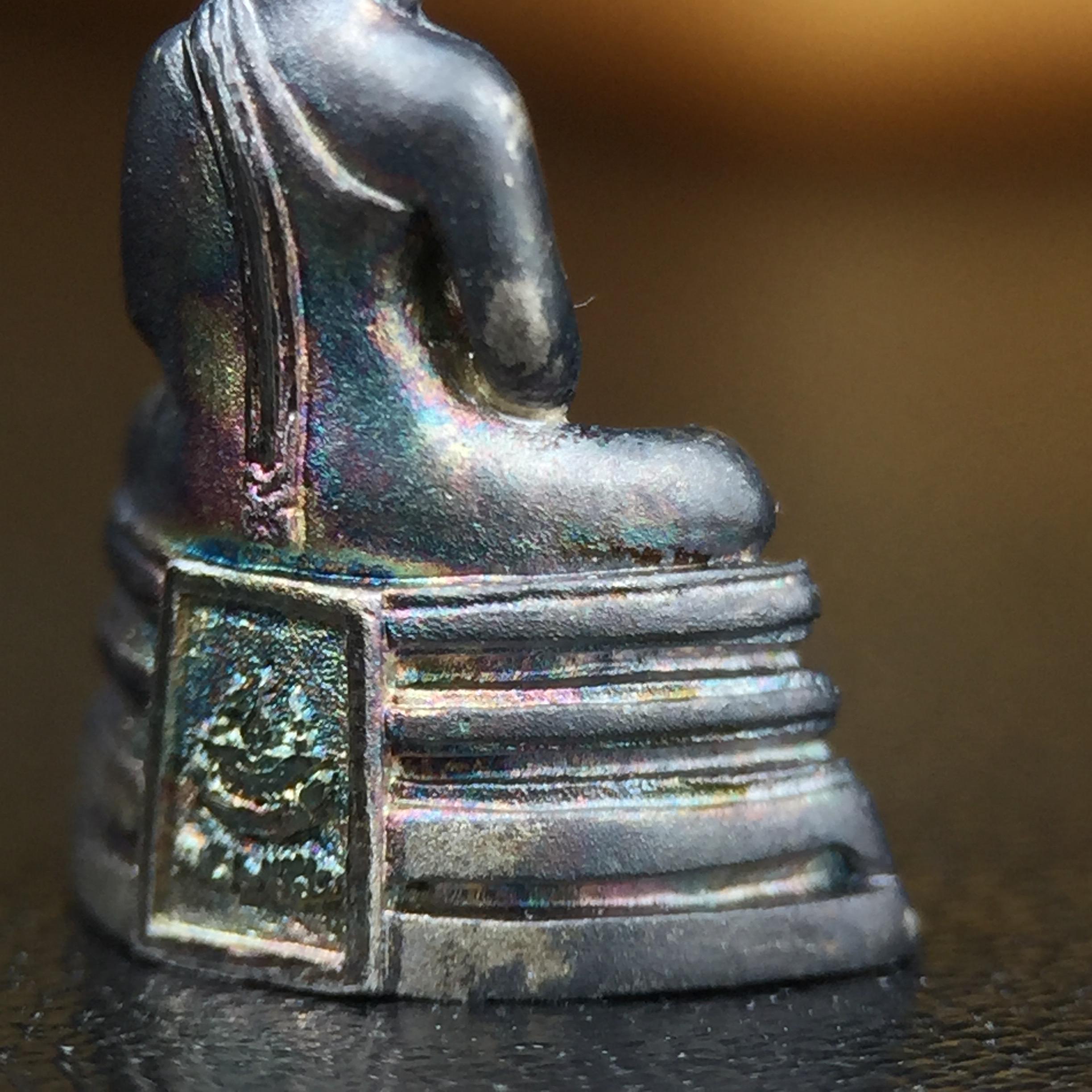 พระพุทธโสธร คุ้มเกล้าฯ ภปร.(ใต้ร่มพระบารมี คุ้มเกล้า) 60ปี รพ.ภูมิพลฯ พ.ศ.2552 เนื้อเงิน ชุบทองคำขาว(พิมพ์เล็กขนาด 11.5*10.5 มม.)เนื้อเงินผิวเดิมกลับดำขึ้นสีรุ้งเข้มขลังงดงามธรรมชาติสร้างสรรค์ สภาพสวยเดิมพร้อมกล่องบรรจุเดิม ตอกโค๊ดหมายเลขกำกับ