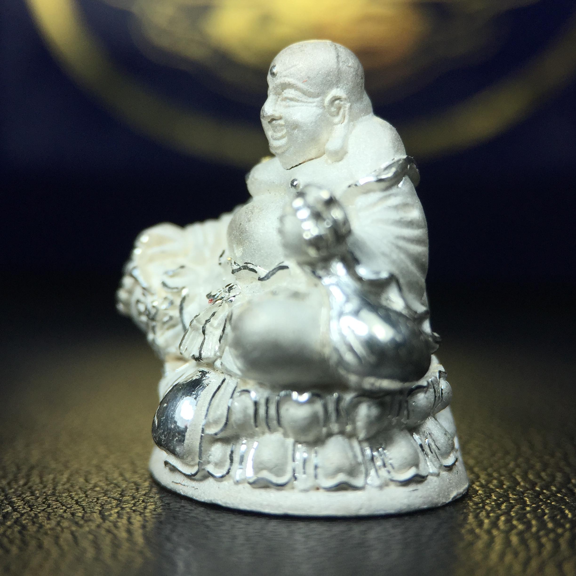 รูปหล่อลอยองค์ พระศรีอริยะเมตตรัยโพธิสัตว์(พระสังกัจจายน์)เนื้อเงินพ่นทรายขัดเงาบางส่วน โครงการสร้าง พระศรีอริยะเมตตรัยมหาโพธิสัตว์ น้อมถวายพระบาทสมเด็จพระเจ้าอยู่หัว ทรงครองศิริราชสมบัติครบ 50 ปี มหาพุทธาภิเษก วันที่ 6 เมษายน 2540 วัดโพธิ์แมนคุณาราม