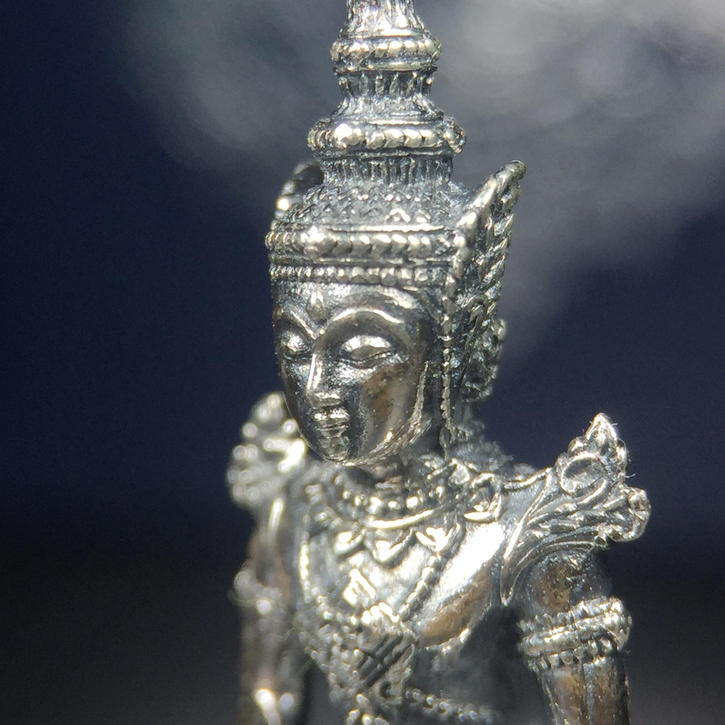 พระแก้วมรกต กรมสรรพสามิตจัดสร้างขึ้นเนื่องในโอกาสครบรอบ 64 ปีของกรมสรรพสามิต และเนื่องในวโรกาสที่พระบาทสมเด็จพระเจ้าอยู่หัวทรงครองราชย์ครบ 50 ปีในปีกาญจนาภิเษก เมื่อ พ.ศ.2539 เนื้อเงินรมดำขัดเงาพร้อมกล่องบรรจุเดิม