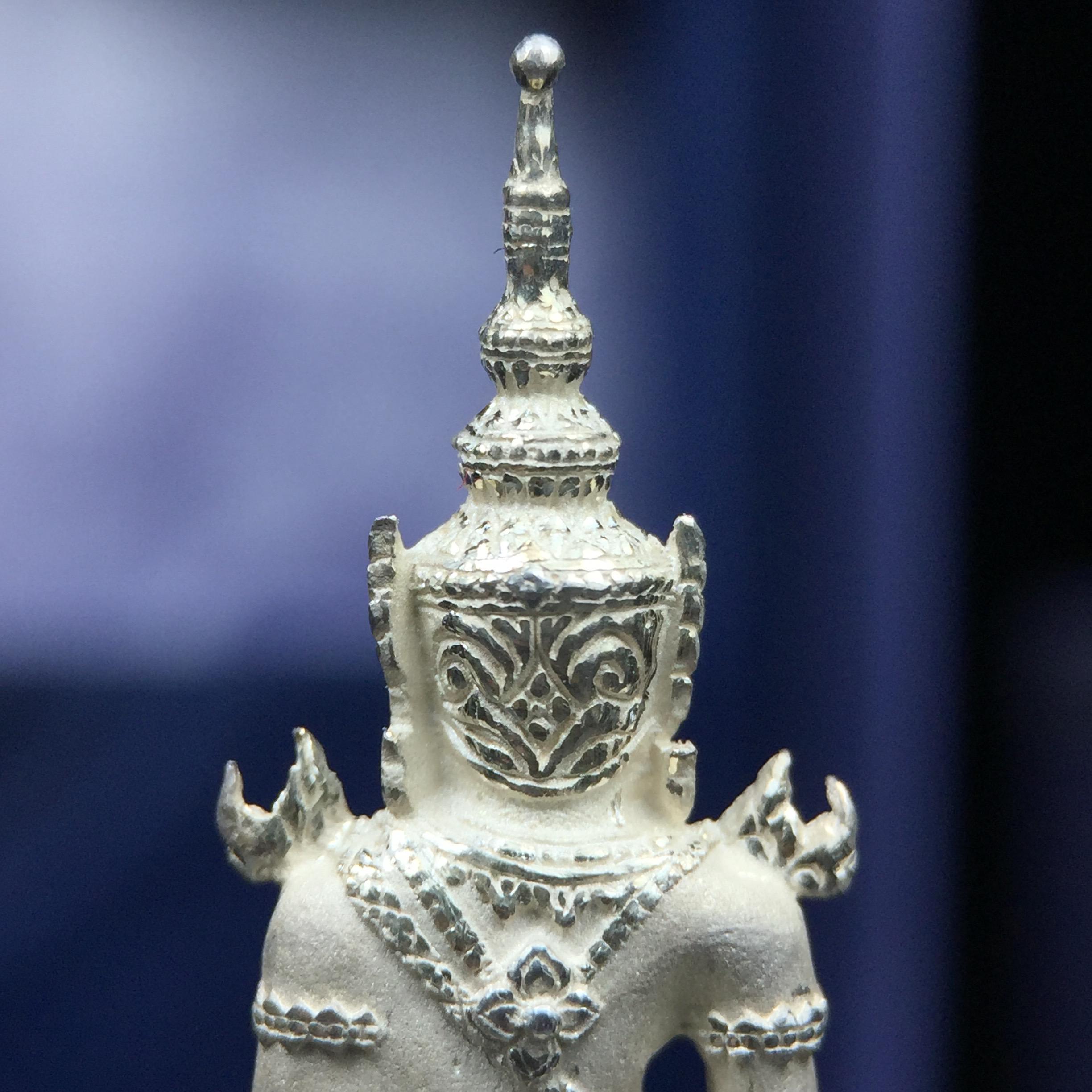 พระแก้วมรกต ภปร. ปี2547 จัดสร้างโดย รพ.ภูมิพลฯ เนื้อเงิน ลอยองค์ หน้าตัก 1/2 นิ้ว งดงามทรงคุณค่าอีกหนึ่งรุ่นยอดนิยม หายาก(1ใน3000องค์)