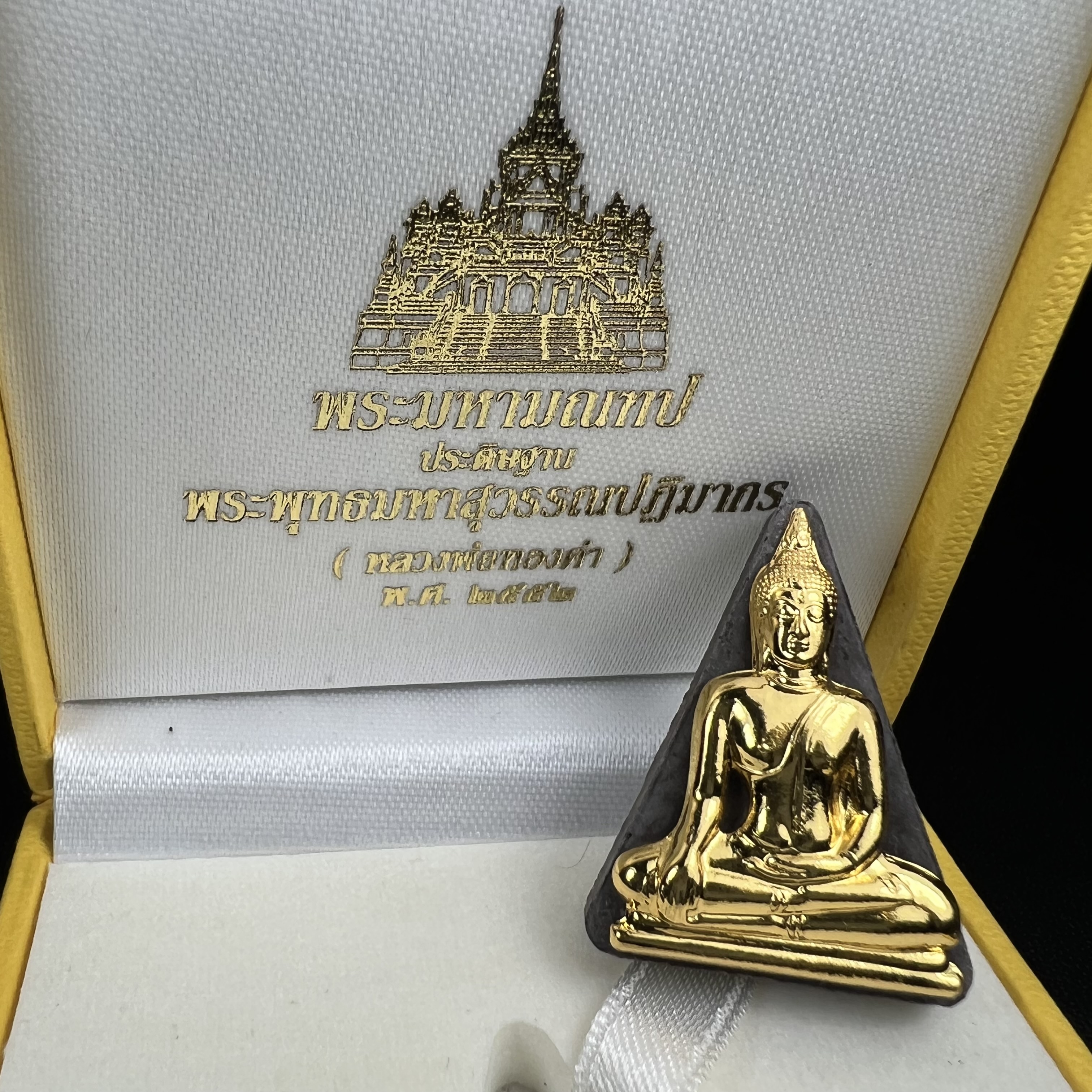 พระพุทธมหาสุวรรณปฏิมากร (หลวงพ่อทองคำ) หลังตรามหามงคลเฉลิมพระชนมพรรษา 80 พรรษา รัชกาลที่9 วัดไตรมิตรวิทยาราม กรุงเทพฯ ปี 2550 พระพิมพ์หน้าทองคำ(หายาก 1 ใน 999 องค์)