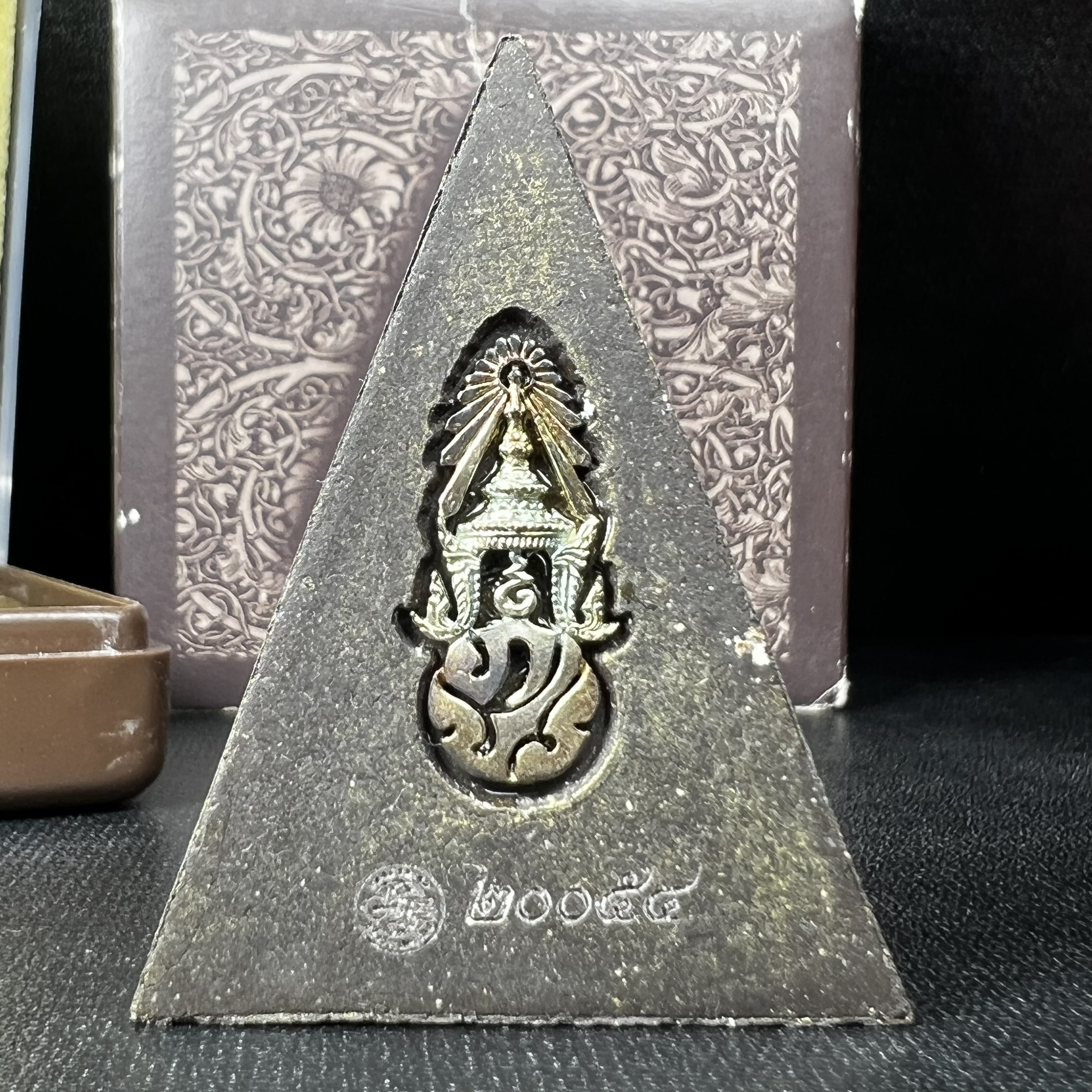 พระพุทธชินราช ภปร. โครงการ "เพราะแผ่นดินนี้ คือ แผ่นดินเกิด" ปี2548(รุ่นแรก) พระผงหลัง ภ.ป.ร. เงิน (พระราชทานเส้นพระเจ้า (เส้นผม)และมวลสารจิตรลดา)