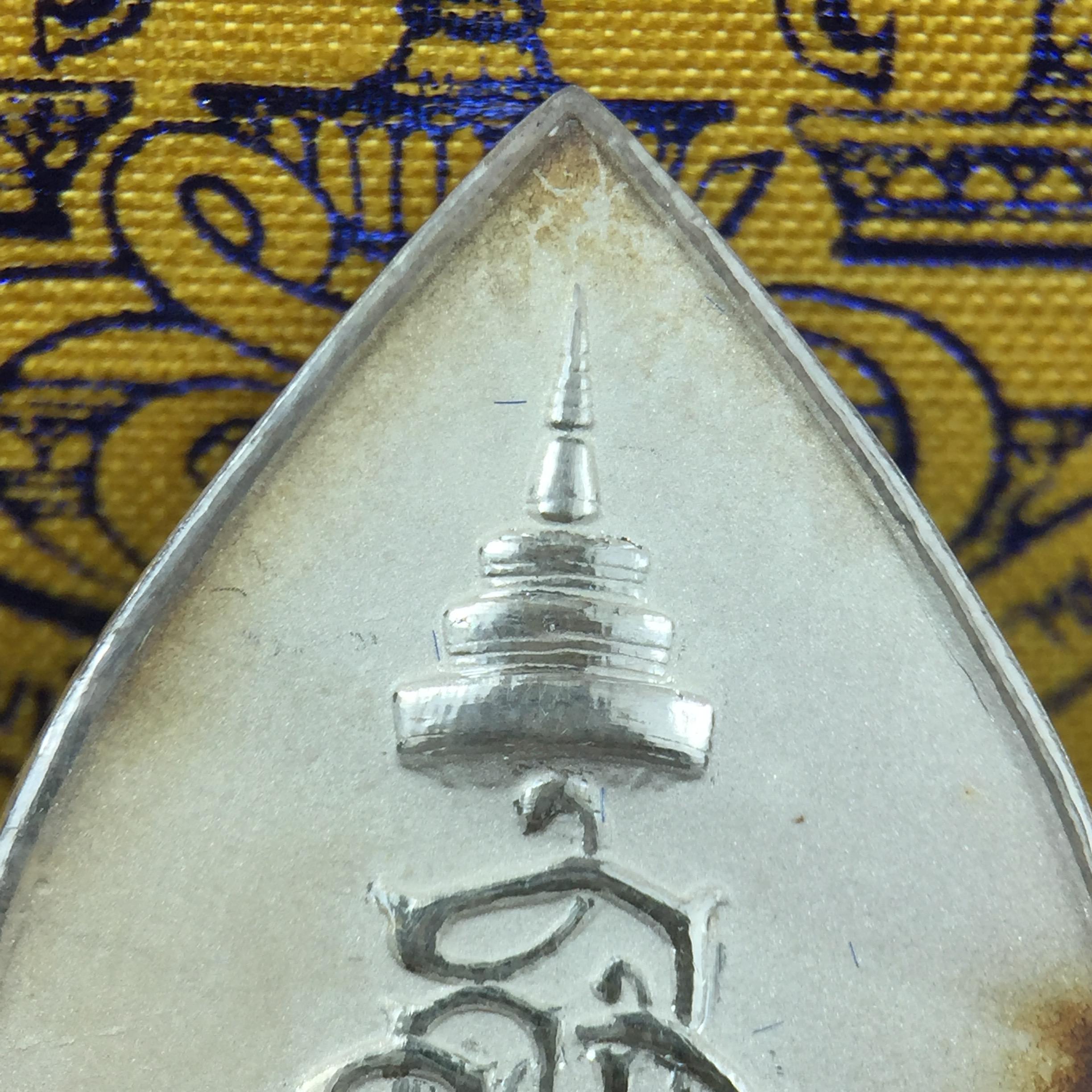 เหรียญพระพิฆเนศวร ญสส. ชุดกาญจนาภิเษกครองราชย์ 50 ปี พุทธศักราช 2538 พิมพ์ใหญ่(2.9 ซม.) เนื้อเงินผิวเดิมกลับดำขึ้นสีรุ้งเข้มขลังงดงามธรรมชาติสร้างสรรค์ สภาพสวยเดิมพร้อมกล่องบรรจุเดิม ตอกโค๊ดหมายเลขกำกับ(1ใน 5539องค์)