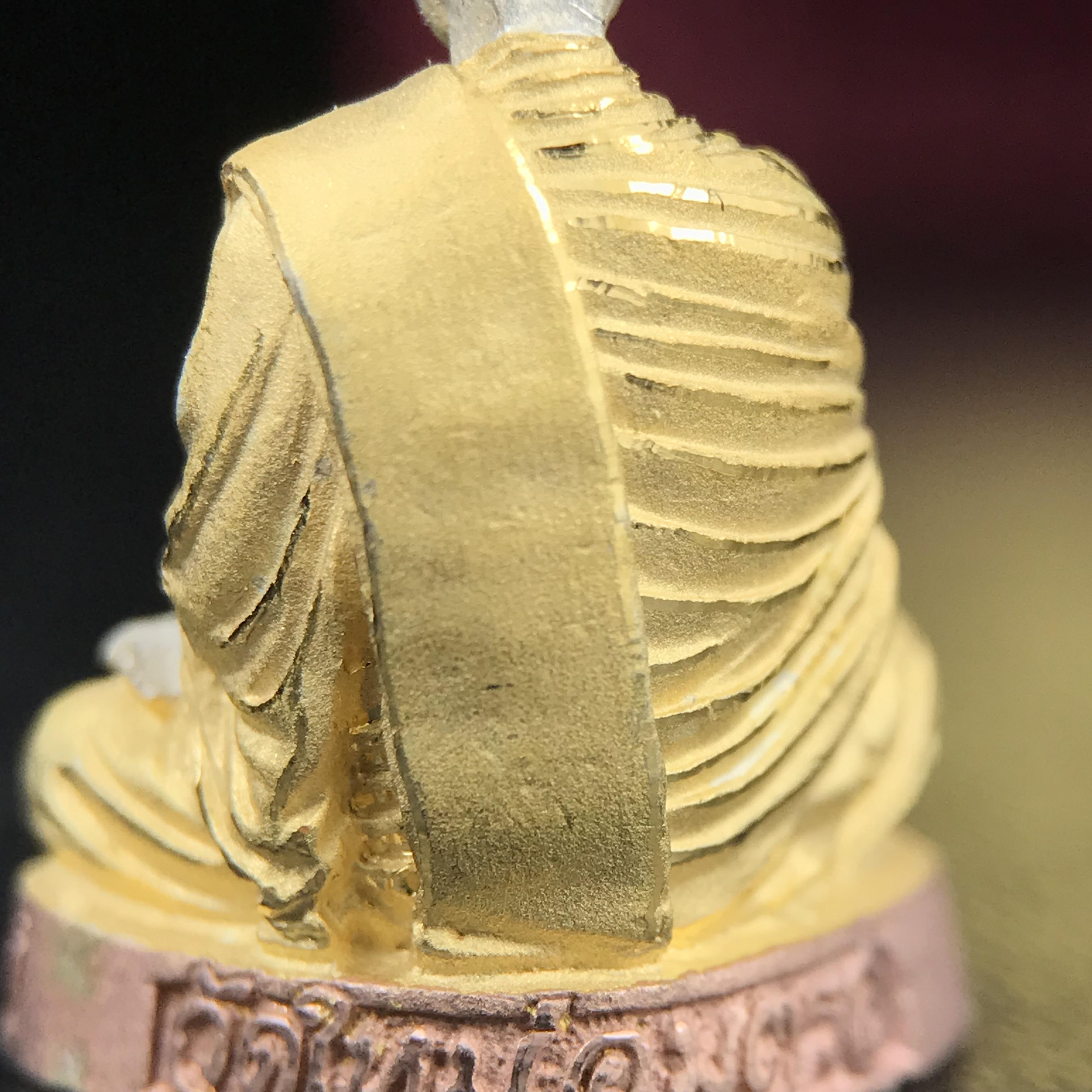 รูปเหมือนสมเด็จพระพุฒาจารย์ (โต พรหมรังสี)วัดใหม่อมตรส บางขุนพรหม ปี2540 รุ่นกาญจนาภิเษก จัดสร้างในวโรกาสที่รัชกาลที่ 9 ทรงครองสิริราชสมบัติ ครบ 50ปี ลอยองค์พิมพ์ใหญ่ เนื้อเงินบริสุทธิ์ 99.9% แบบชุบสามกษัตริย์ขัดเงาบางส่วน พร้อมกล่องบรรจุเดิมครบ