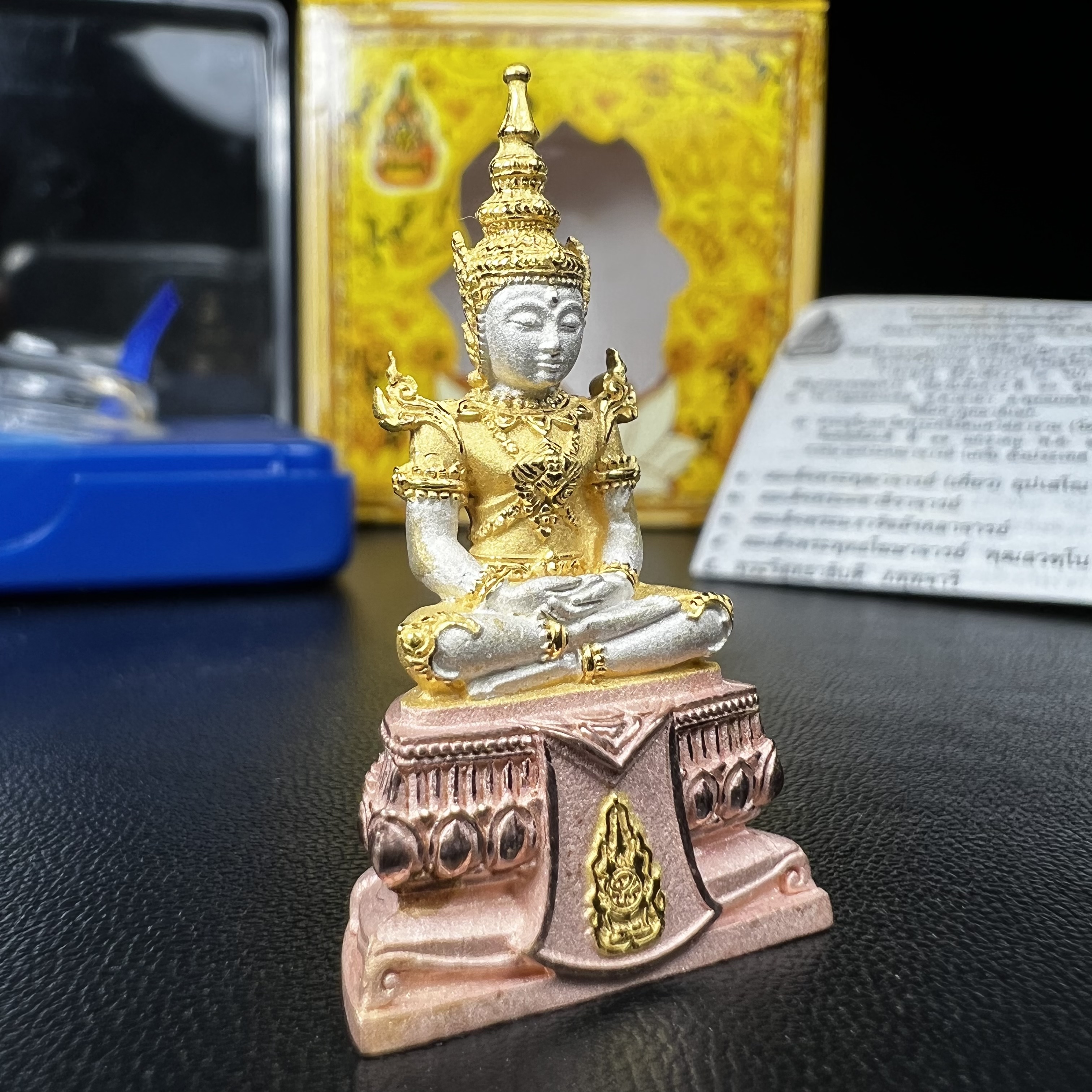 พระแก้วมรกต(จำลอง)ลอยองค์ ขนาดหน้าตัก 1/2 นิ้ว ทรงเครื่องฤดูร้อน เนื้อเงินสามกษัตริย์ ตราสัญลักษณ์ฉลองสิริราชสมบัติ ครบ 60 ปี พ.ศ.2549(สภาพสวย ครบ สมบูรณ์)