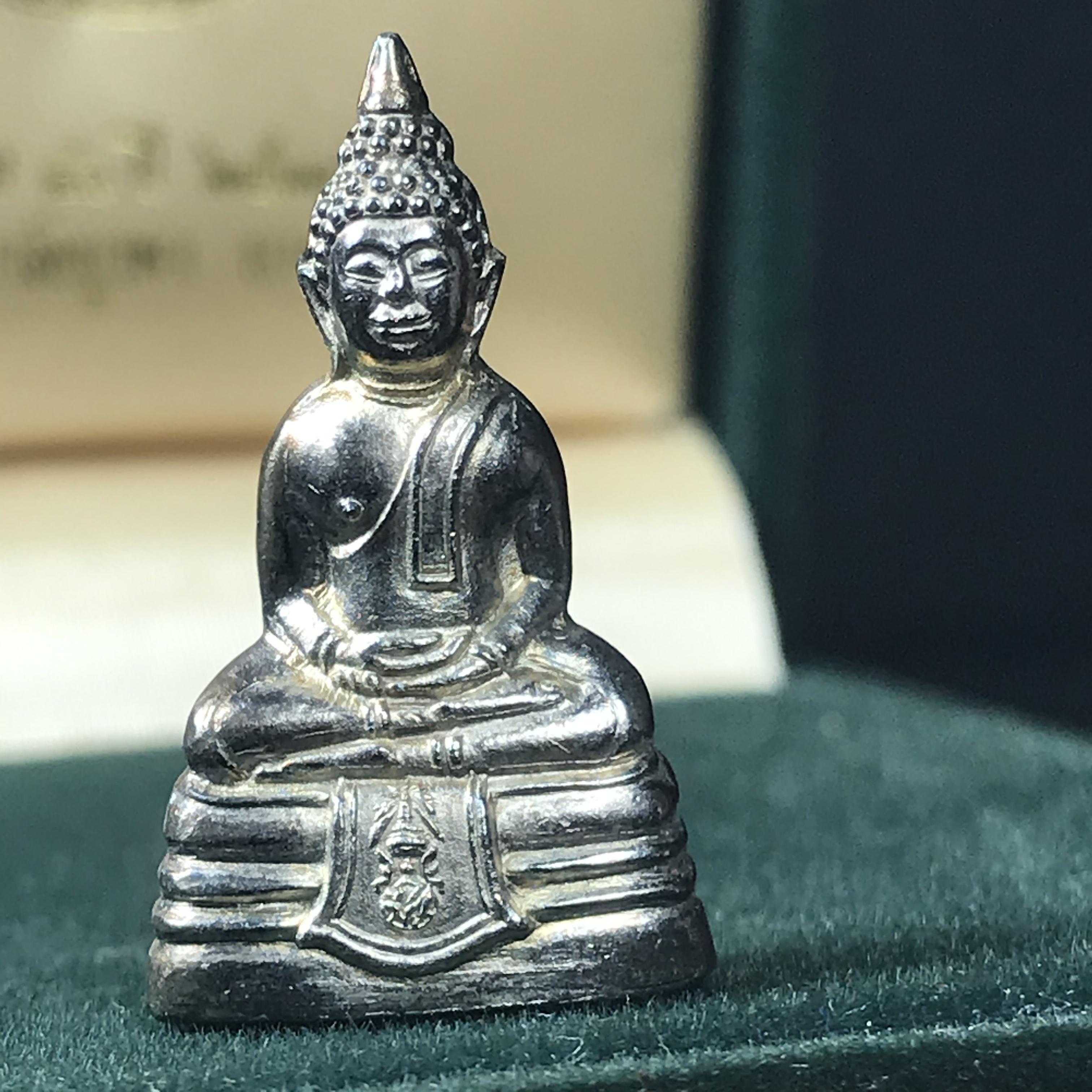 พระกริ่งพุทธโสธร ภปร. รุ่นกาญจนาภิเษก ปี2539 เนื้อเงิน(ผิวเดิมกลับดำเข้มขลังสภาพสวย)(พิธีใหญ่)