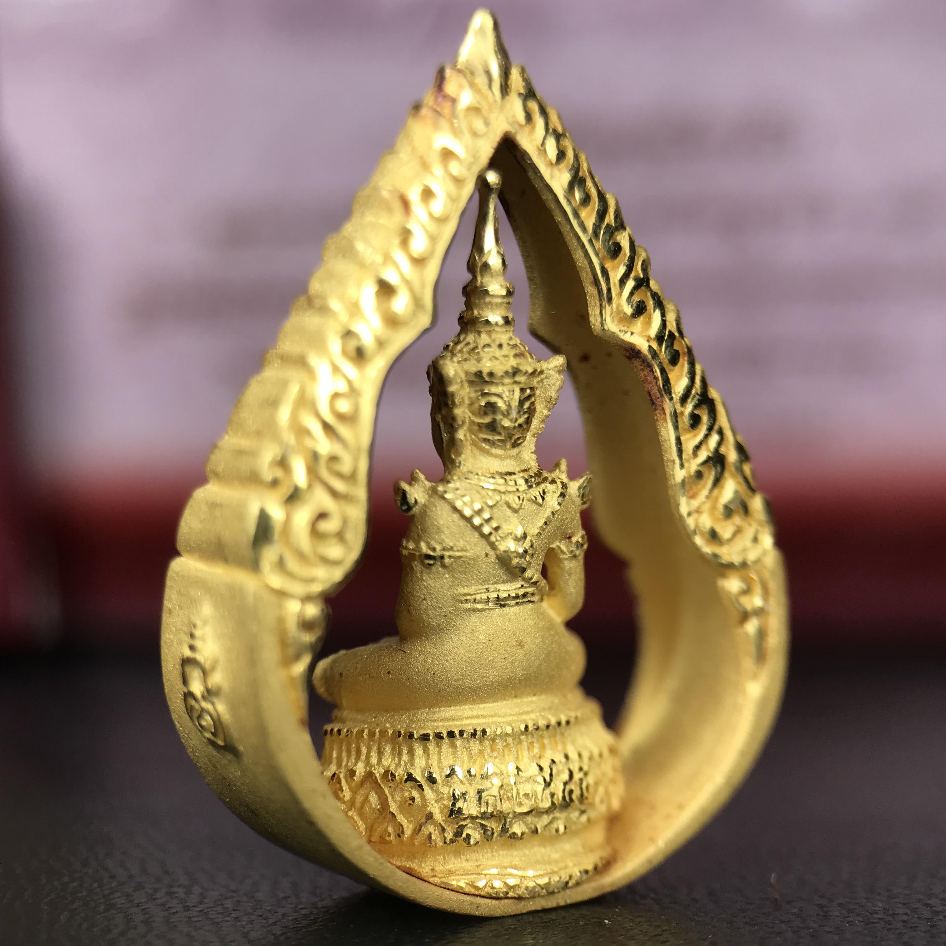 พระแก้วมรกต ภปร.(รุ่นแรก) ปี2545 รุ่นฉลองกรุงรัตนโกสินทร์ครบ 220 ปี พิมพ์ลอยองค์ทรงหยดน้ำ เนื้อทองคำบริสุทธิ์ 96.5%(11 กรัม) ขนาด 18*27 มม. พร้อมกล่องเดิมสวยครบสมบูรณ์(องค์หมายเลข ๙๙)(หมายเลขมงคลเจริญก้าวหน้าในทุกๆด้าน)สุดยอดมงคลแผ่นดินที่ควรเก็บรักษา