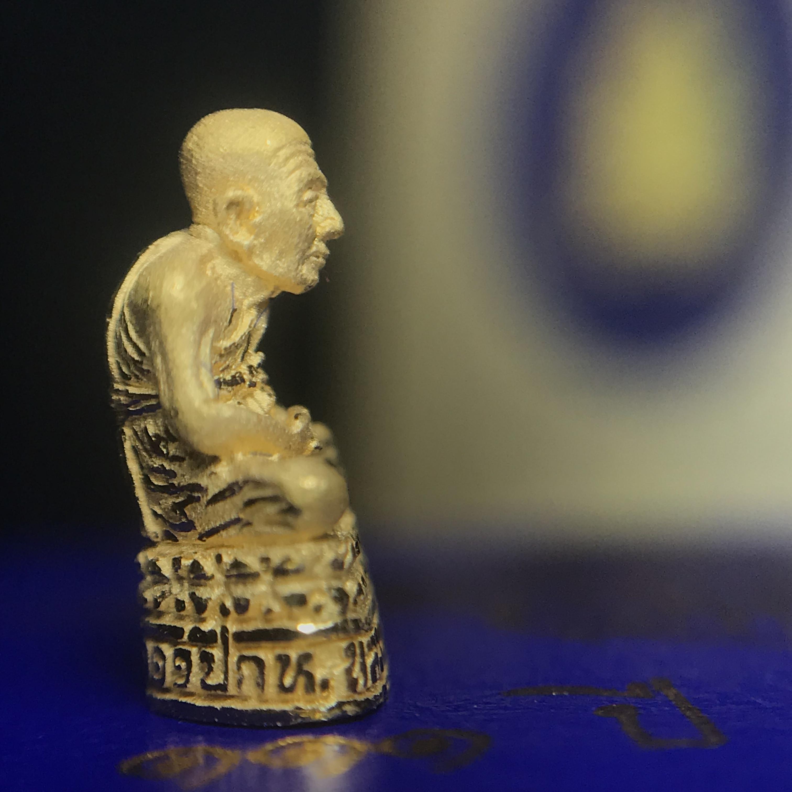 รูปหล่อลอยองค์หลวงปู่ทวด รุ่น 111ปี กระทรวงกลาโหม เนื้อทองคำพิมพ์เล็ก สร้างด้วยเนื้อทองคำบริสุทธิ์ 99.99% ปี2540 พิธีใหญ่ นิยม สภาพสวยสุดๆ พร้อมกล่องและการ์ดใบรับรองเดิม