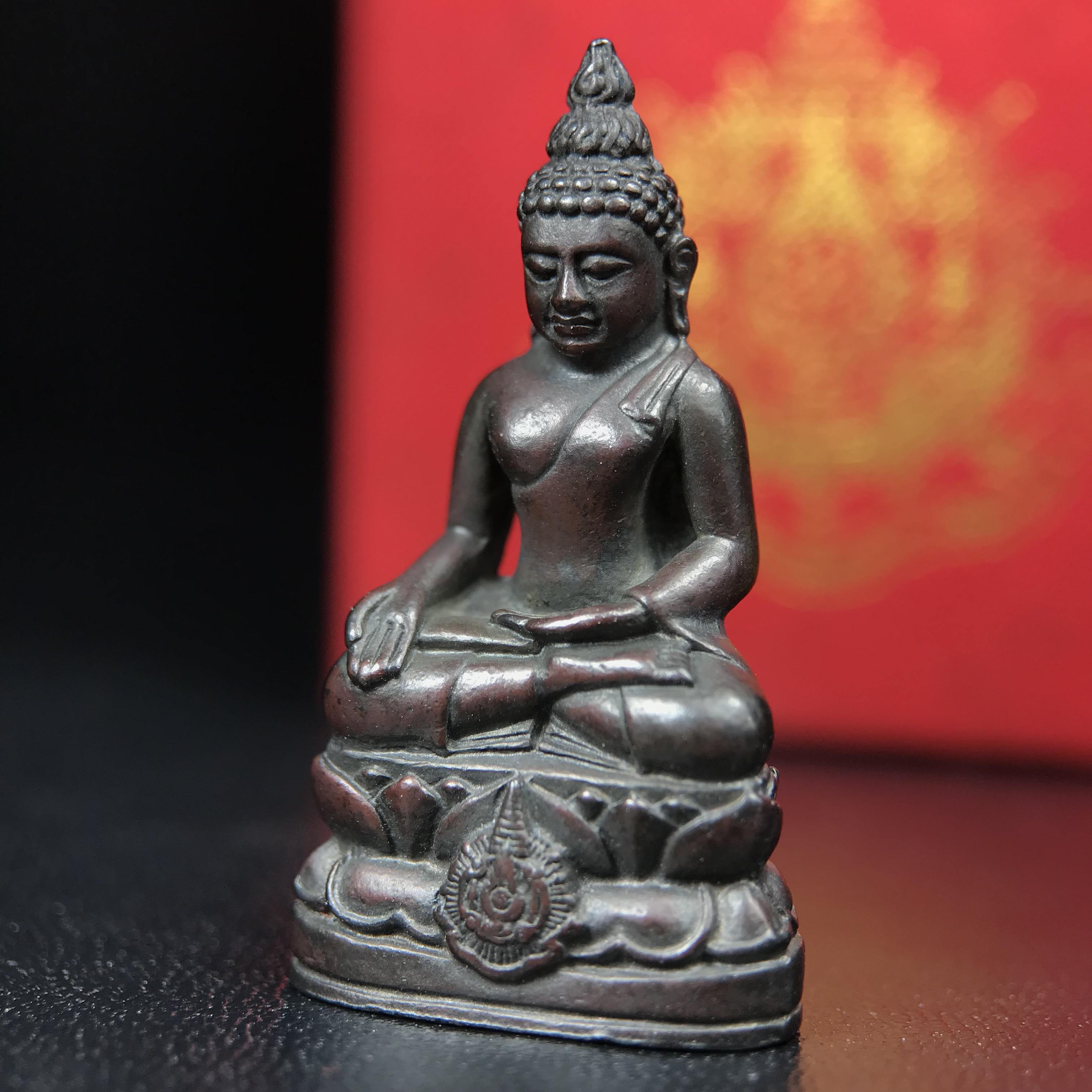 พระกริ่งไพรีพินาศ บรรจุเหล็กไหล ครั้งแรกและครั้งเดียวในประวัติศาสตร์ เฉลิมพระเกียรติ พระบาทสมเด็จพระเจ้าอยู่หัวรัชกาลที่9 พระชนมพรรษา 6 รอบ ปี2542 เนื้อนวโลหะผสมทองคำ(บรรจุเหล็กไหล)ดีนอก-ดีใน พิธีใหญ่ มวลสารเด่น (หายาก)