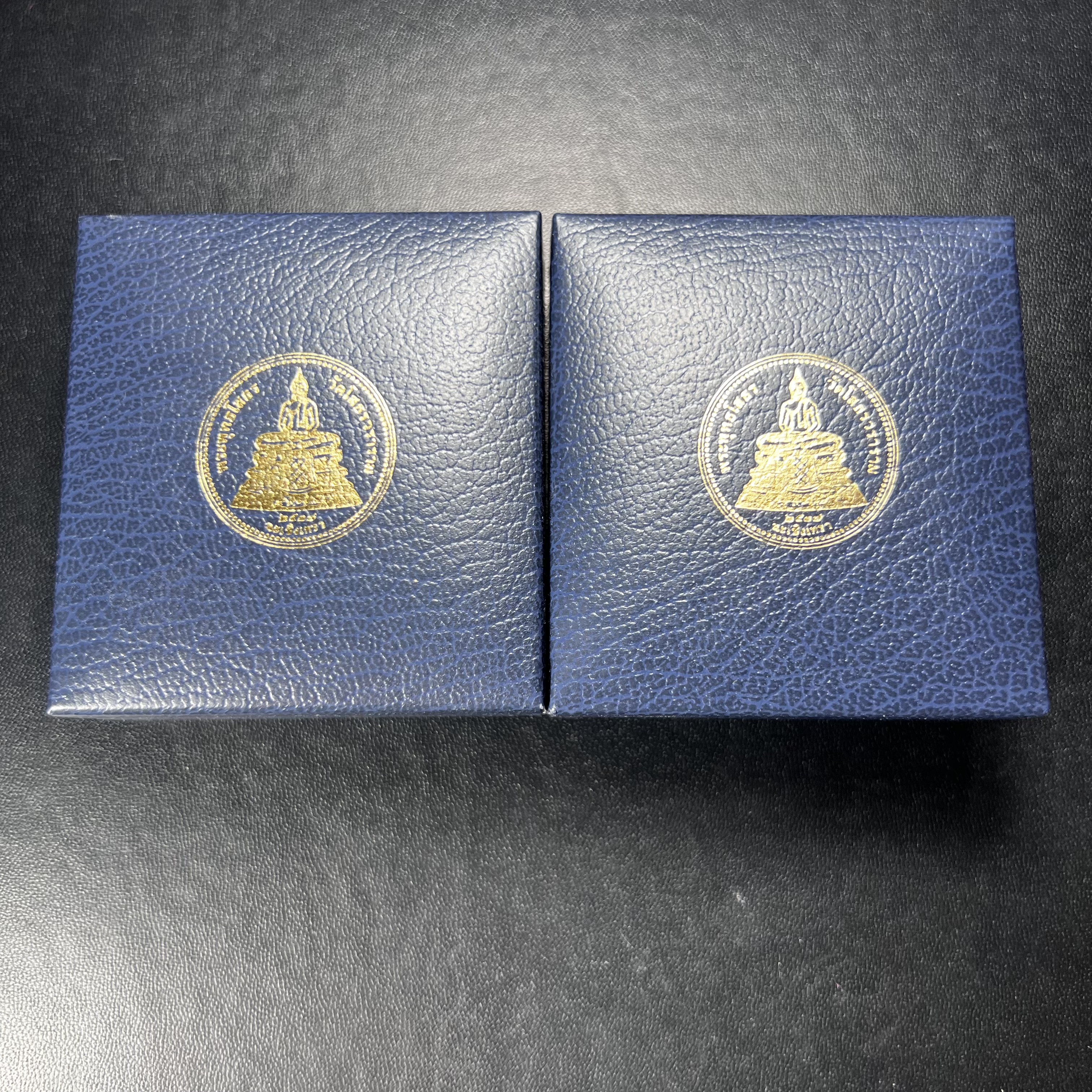 เหรียญพระพุทธโสธร 2 หน้า วัดโสธรวรารามวรวิหาร จ.ฉะเชิงเทรา ปี 2537เนื้อเงินขัดเงาสองหน้า ขนาด 2.8 ซ.ม. บล็อกนอก ผลิตที่โรงกษาปณ์ Royal Australian Mint ประเทศออสเตรเลีย พร้อมกล่องบรรจุเดิม สภาพสวย