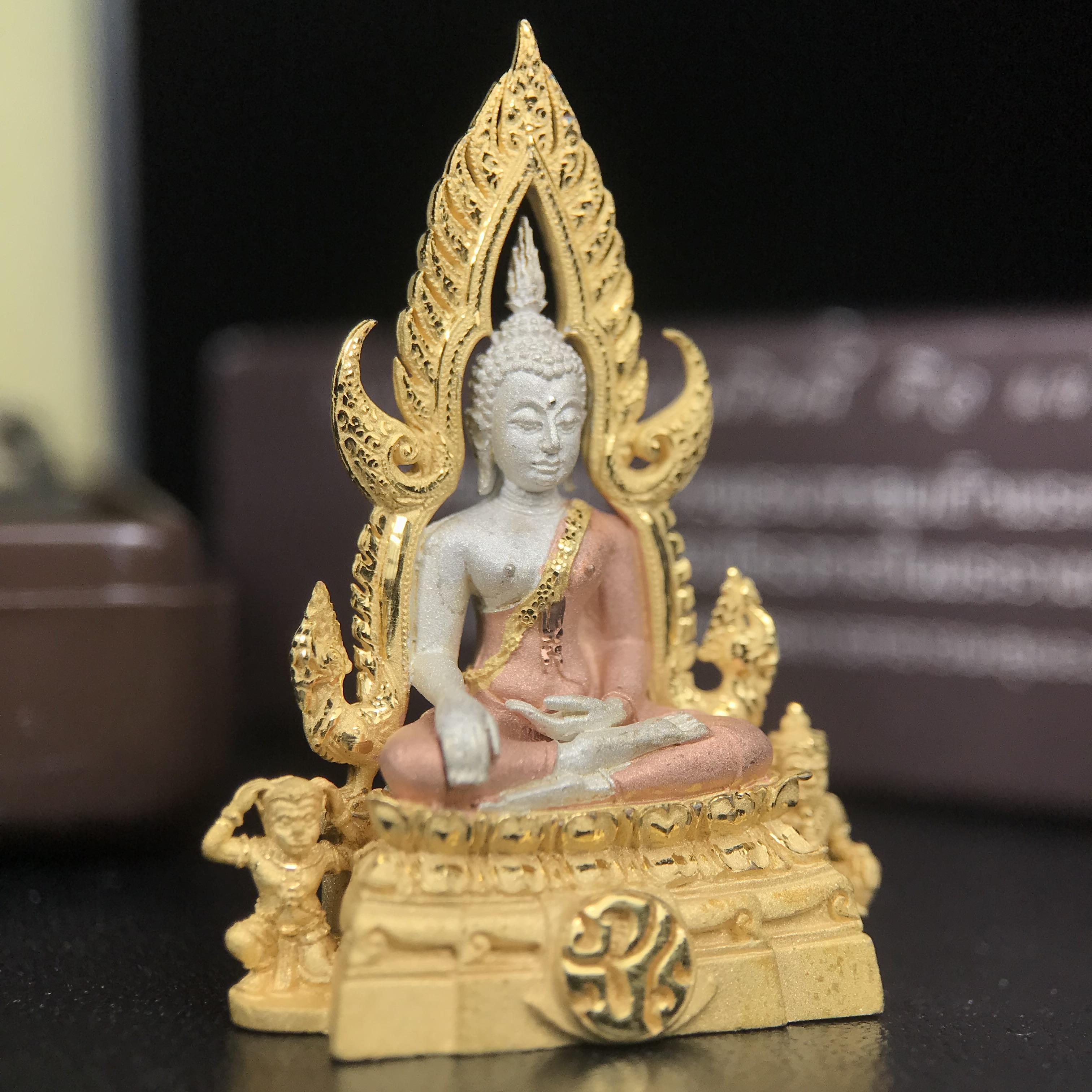 พระพุทธชินราช ภปร. โครงการ "เพราะแผ่นดินนี้ คือ แผ่นดินเกิด" ปี 2548(รุ่นแรก) ลอยองค์เนื้อเงินสามกษัตริย์ หน้าตัก 1/2 นิ้ว (ขนาด 3.5 x 2.5 ซม.) พุทธศิลป์งดงามทรงคุณค่า รุ่นยอดนิยม(องค์หมายเลข ๘๘๔๖)