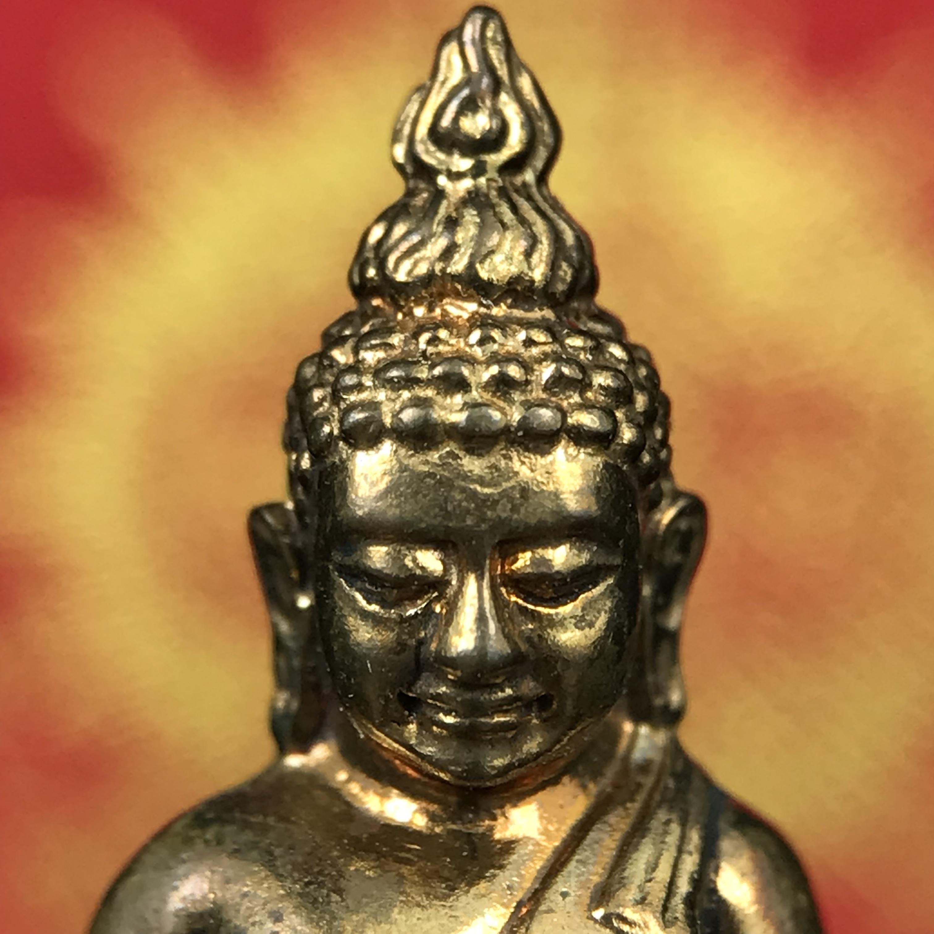 พระกริ่งไพรีพินาศ บรรจุเหล็กไหล ครั้งแรกและครั้งเดียวในประวัติศาสตร์ เฉลิมพระเกียรติ พระบาทสมเด็จพระเจ้าอยู่หัวรัชกาลที่9 พระชนมพรรษา 6 รอบ ปี2542 เนื้อสัมฤทธิ์(บรรจุเหล็กไหล)ดีนอก-ดีใน พิธีใหญ่ มวลสารเด่น(พิเศษกรรมการ ตอก 2 โค๊ต หมายเลข ๑๘๕๘)หายาก