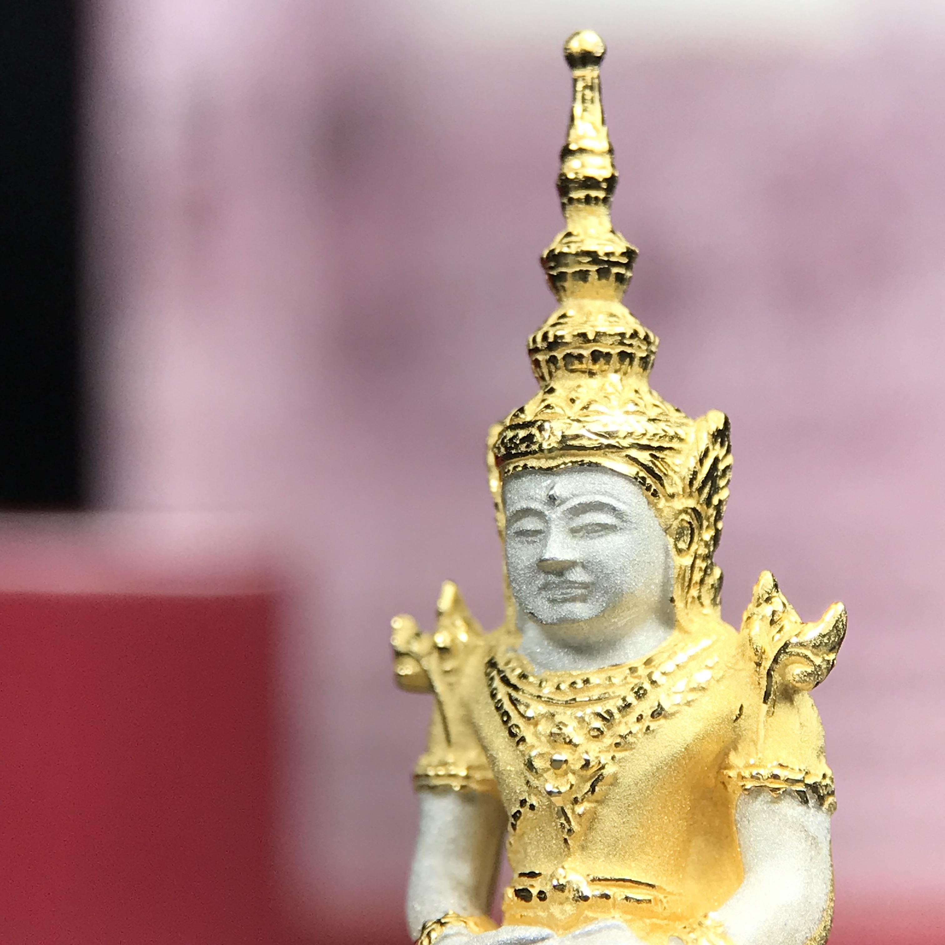 พระแก้วมรกต ภปร.(รุ่นแรก) ปี2545 จัดสร้างในมหาวโรกาส พระบาทสมเด็จพระเจ้าอยู่หัวรัชกาลที่ 9 ครบรอบ 75 พรรษา และฉลองกรุงรัตนโกสินทร์ครบ 220 ปี พิมพ์ลอยองค์ใหญ่ เนื้อเงินบริสุทธิ์ 92.5%(สามกษัตริย์) ขนาด 19*35 มม. พร้อมกล่อง สวยครบสมบูรณ์(องค์หมายเลข ๓๓๘๗)